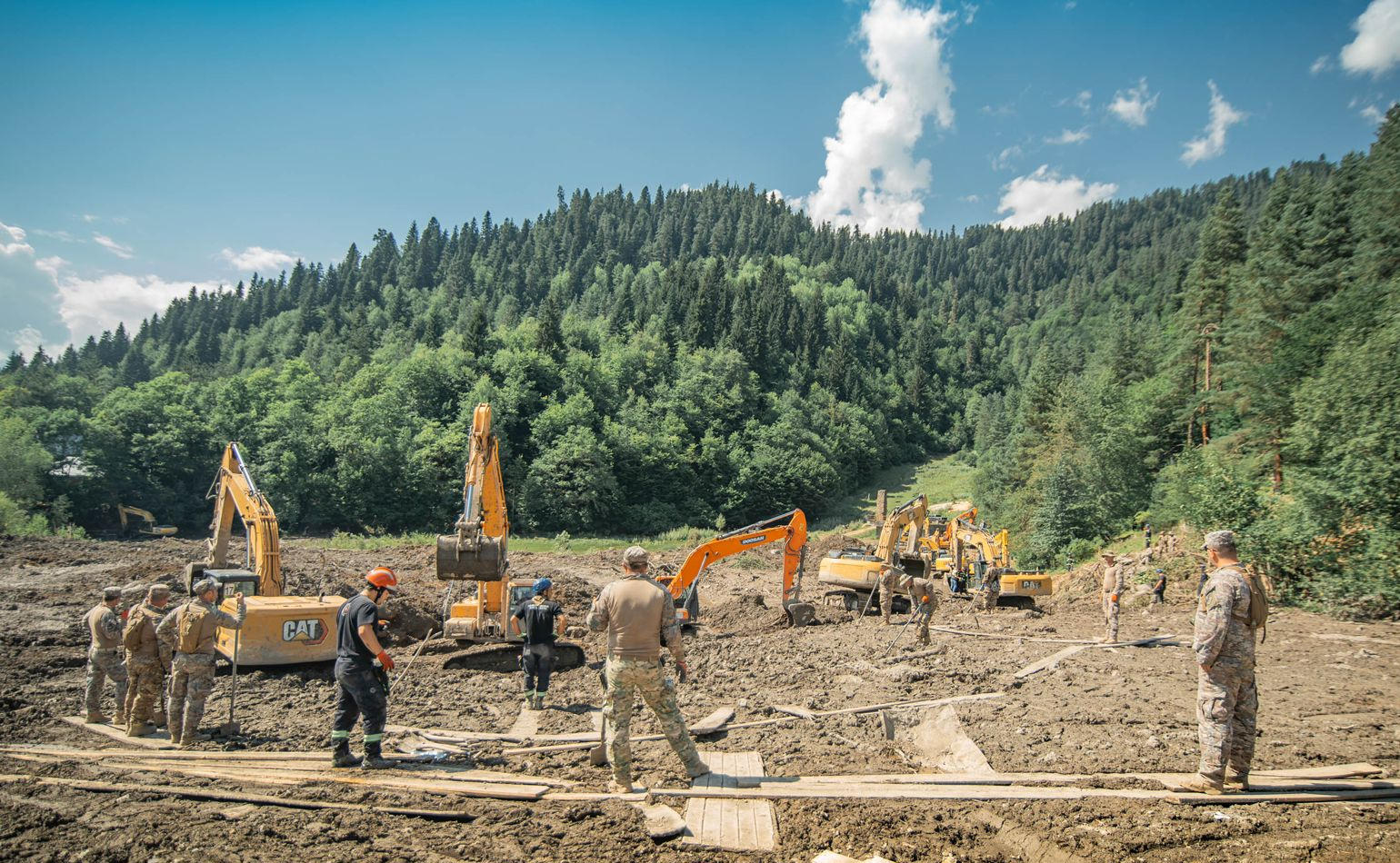 თავდაცვის სამინისტრო - შოვში სამხედრო მოსამსახურეები სამძებრო და სამაშველო სამუშაოებს ხუთ ლოკაციაზე განაგრძობენ