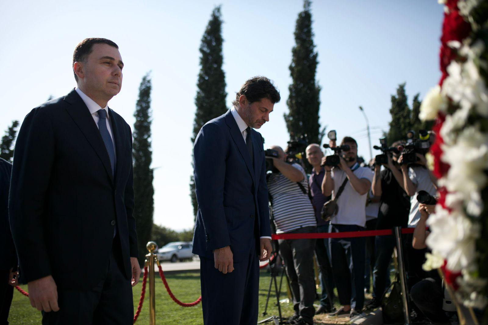 თბილისის მერმა აგვისტოს ომში დაღუპულ გმირთა ხსოვნას პატივი მიაგო