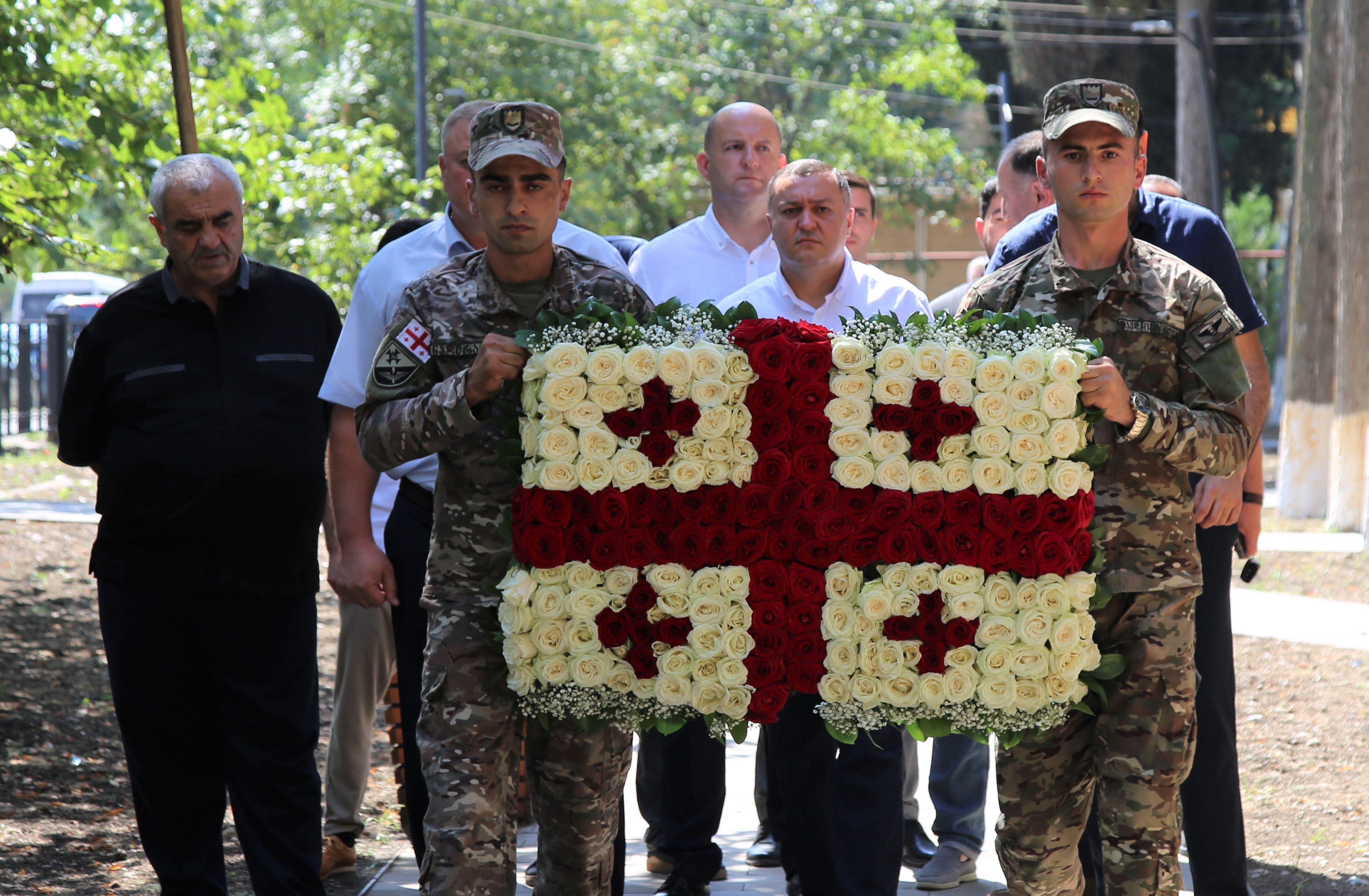 მარნეულის მერმა, მარნეულისა და გარდაბნის მაჟორიტარმა დეპუტატმა და მარნეულის საკრებულოს თავმჯდომარემ პატივი მიაგეს აგვისტოს ომში დაღუპულ გმირთა ხსოვნას