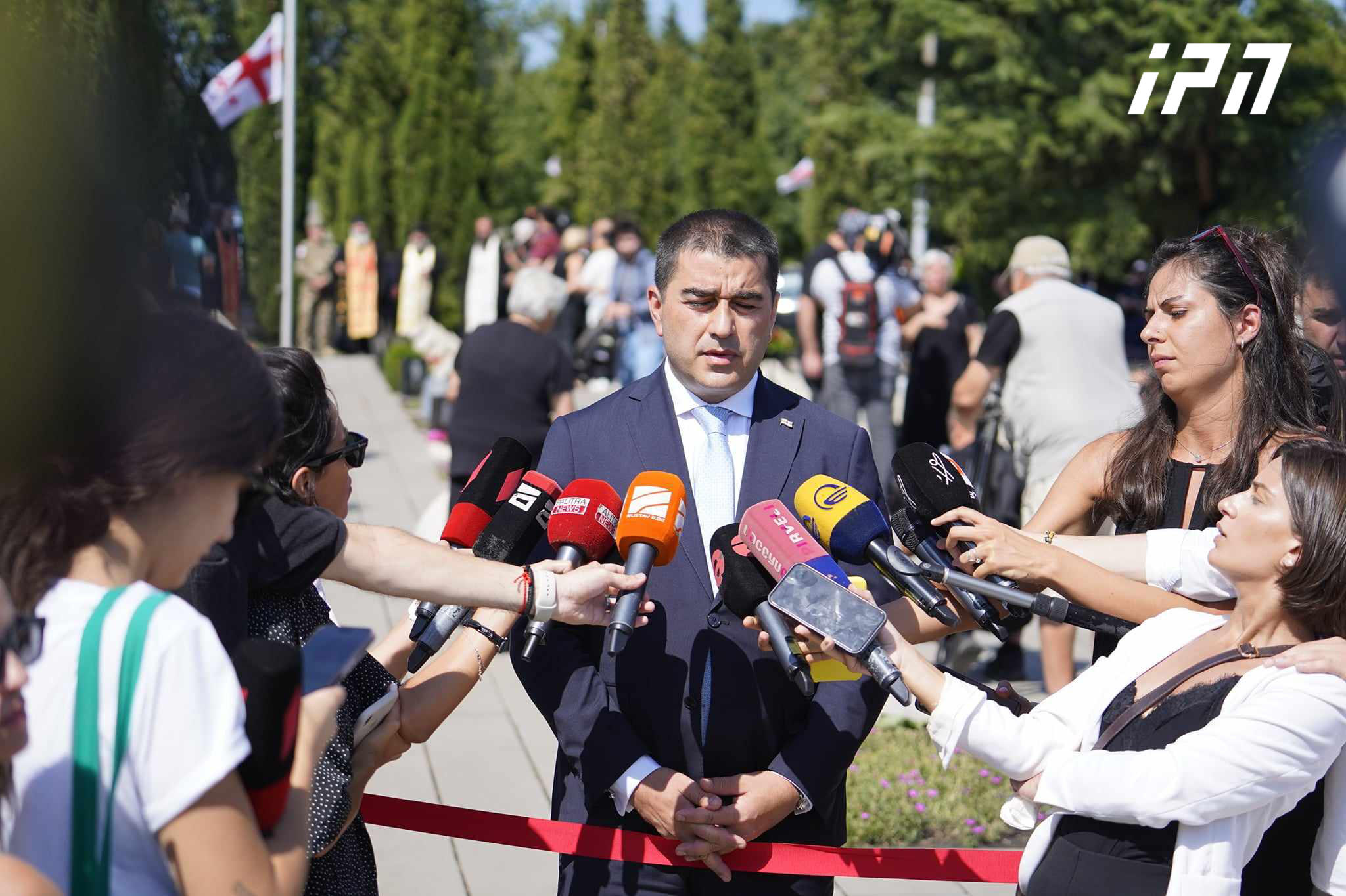 შალვა პაპუაშვილი - შოვში ვერტმფრენი 3 საათის დაგვიანებით კი არა, 3 საათში მივიდა - 1 საათი ფრენას უნდა, შეტყობინების შემდეგ გადამოწმება სჭირდება, რა ტექნიკაა საჭირო, ამის შემდეგ, ტექნიკის მოსამზადებელი პერიოდია, მანქანა ხომ არ არის, დაქოქო და წახვიდე