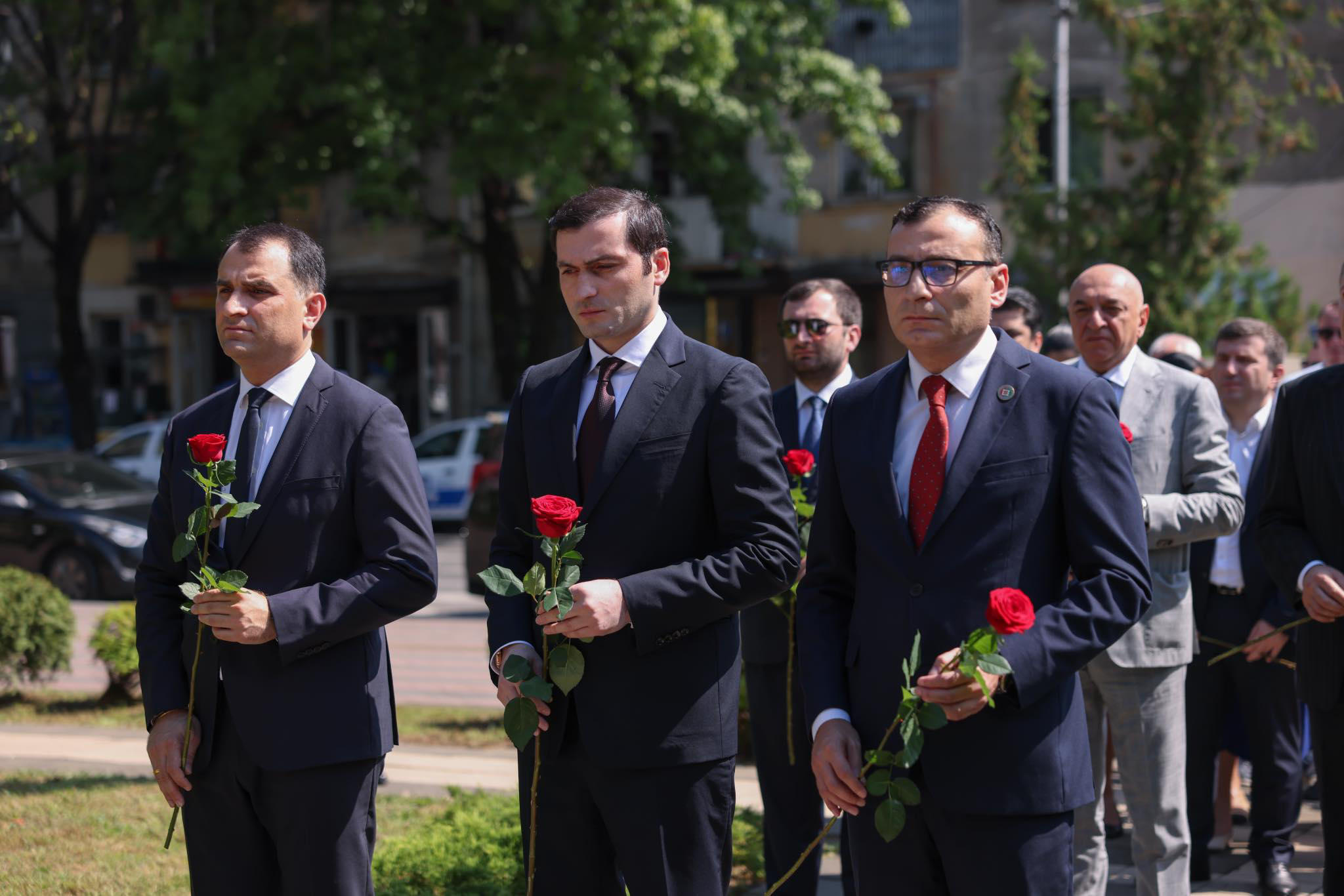 თორნიკე რიჟვაძე - დღეს პატივს მივაგებთ გმირებს, რომლებმაც საკუთარი სიცოცხლე გაწირეს ჩვენი სამშობლოს თავისუფლებისთვის, მისი დამოუკიდებლობისთვის, ქედს ვიხრი მათი გმირობის, მათი ოჯახების წინაშე