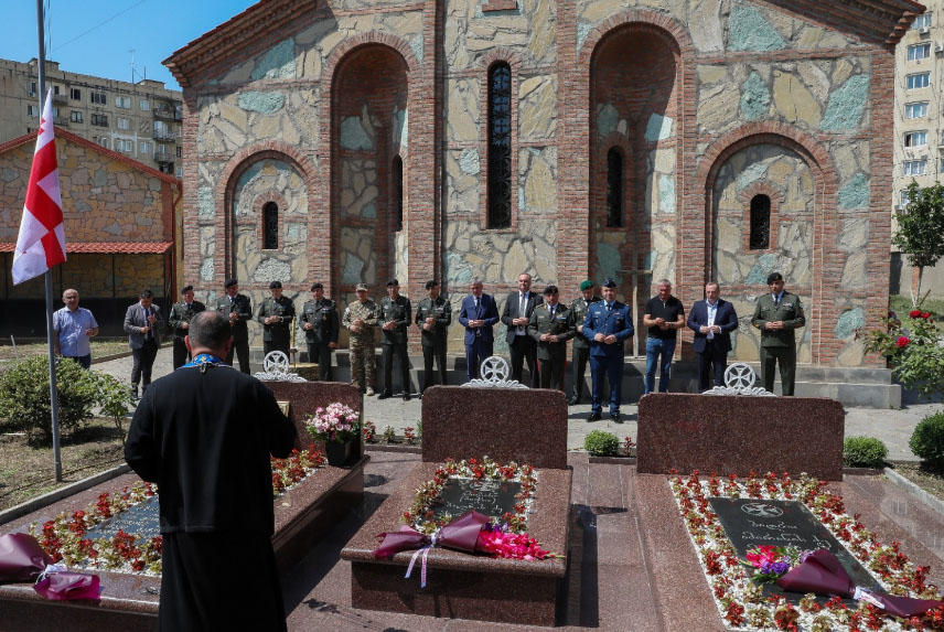 თავდაცვის უწყების ხელმძღვანელი პირები დაღუპული გმირების სულის მოსახსენიებელ პანაშვიდს დაესწრნენ