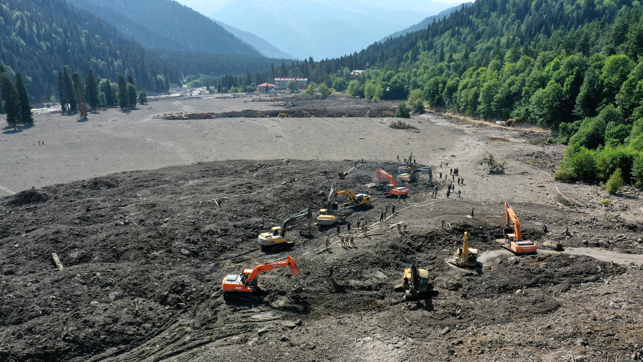 ინფრასტრუქტურის სამინისტრო - მოეწყო დროებითი მისასვლელი გზა სტიქიის იმ ზონასთან, სადაც დარჩენილი იყო დამსვენებელთა კერძო ავტომანქანები, მფლობელებს უკვე დაუბრუნდა 10 ავტომანქანა