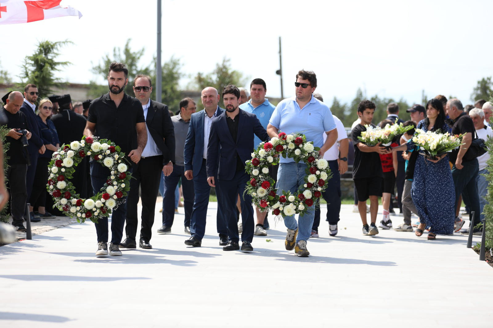 ვლადიმერ ხინჩეგაშვილმა შინდისის გმირების მემორიალი ყვავილებით შეამკო