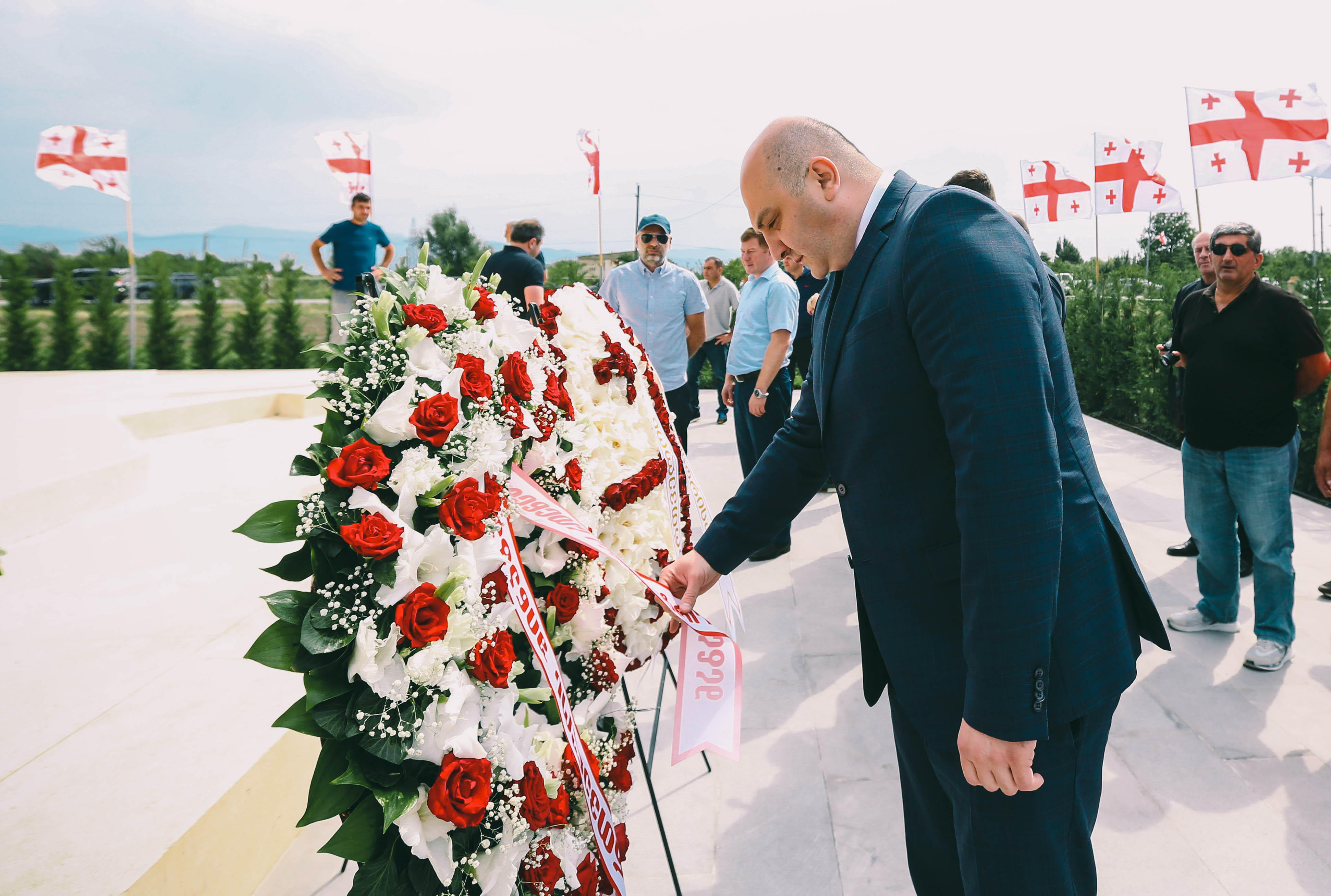 შინაგან საქმეთა მინისტრის მოადგილემ შინდისის გმირთა ხსოვნას პატივი მიაგო და 17 გმირის საფლავი გვირგვინით შეამკო