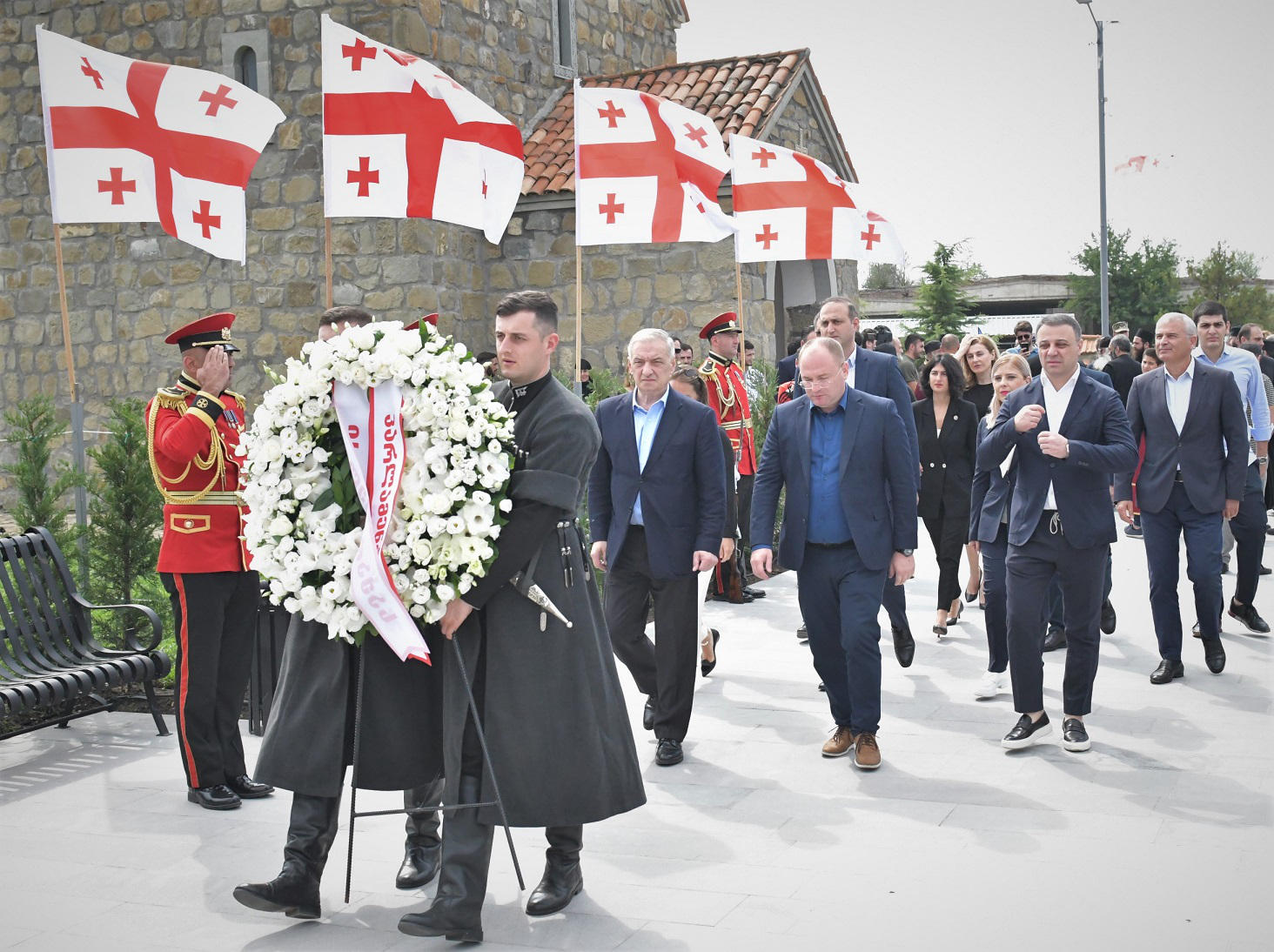 საპარლამენტო უმრავლესობის წევრებმა შინდისის გმირების მემორიალი გვირგვინით შეამკეს