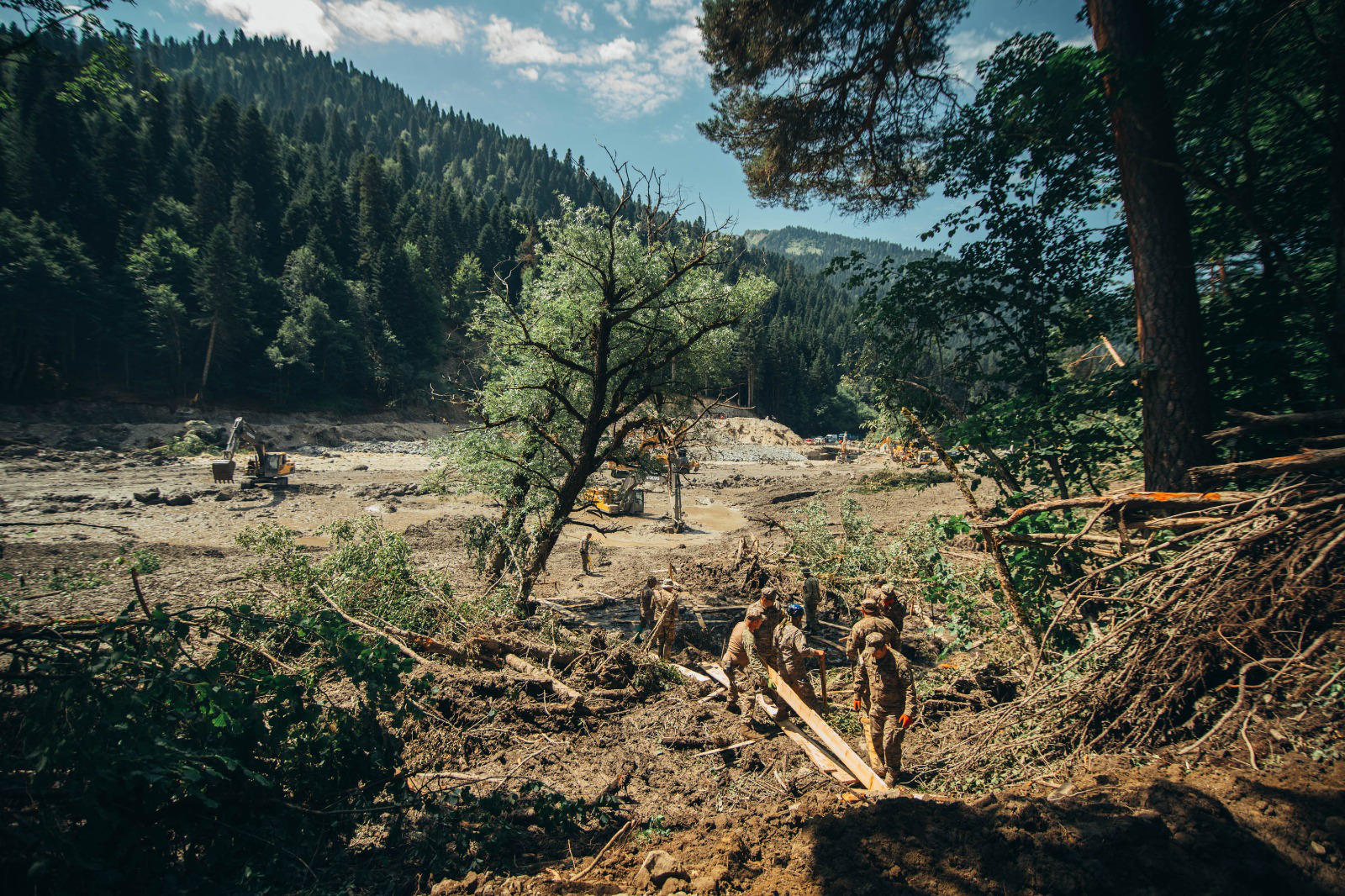 სამხედრო მოსამსახურეები სამაშველო-სამძებრო სამუშაოებს შოვში, კოტეჯების მარჯვენა მხარეს აგრძელებენ