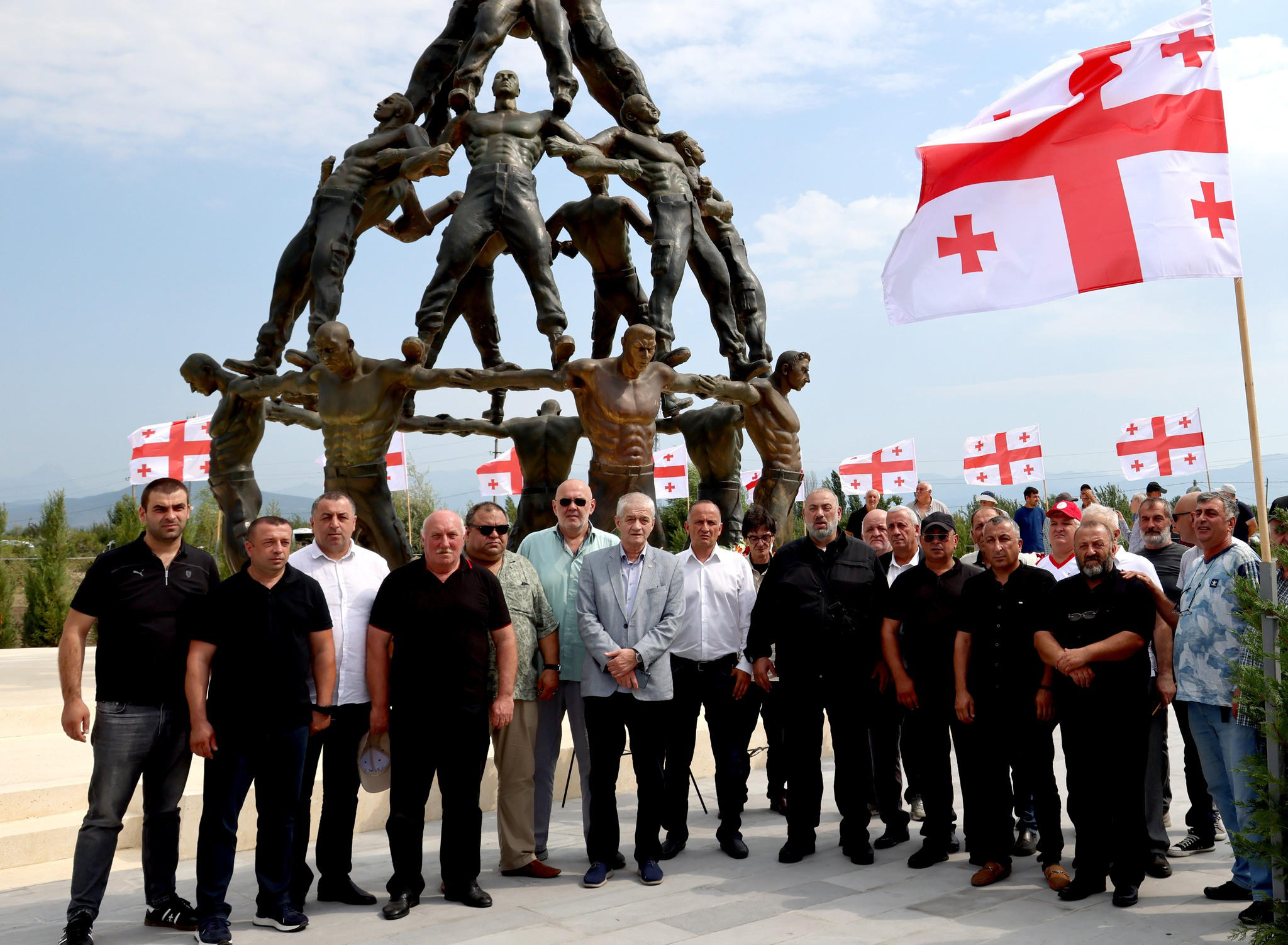 ვეტერანების საქმეთა სახელმწიფო სამსახურის დირექტორმა კობა კობალაძემ,  პრემიერ-მინისტრთან ერთად, 2008 წელს,  შინდისთან გმირულად დაღუპულთა მემორიალი გვირგვინებით შეამკო