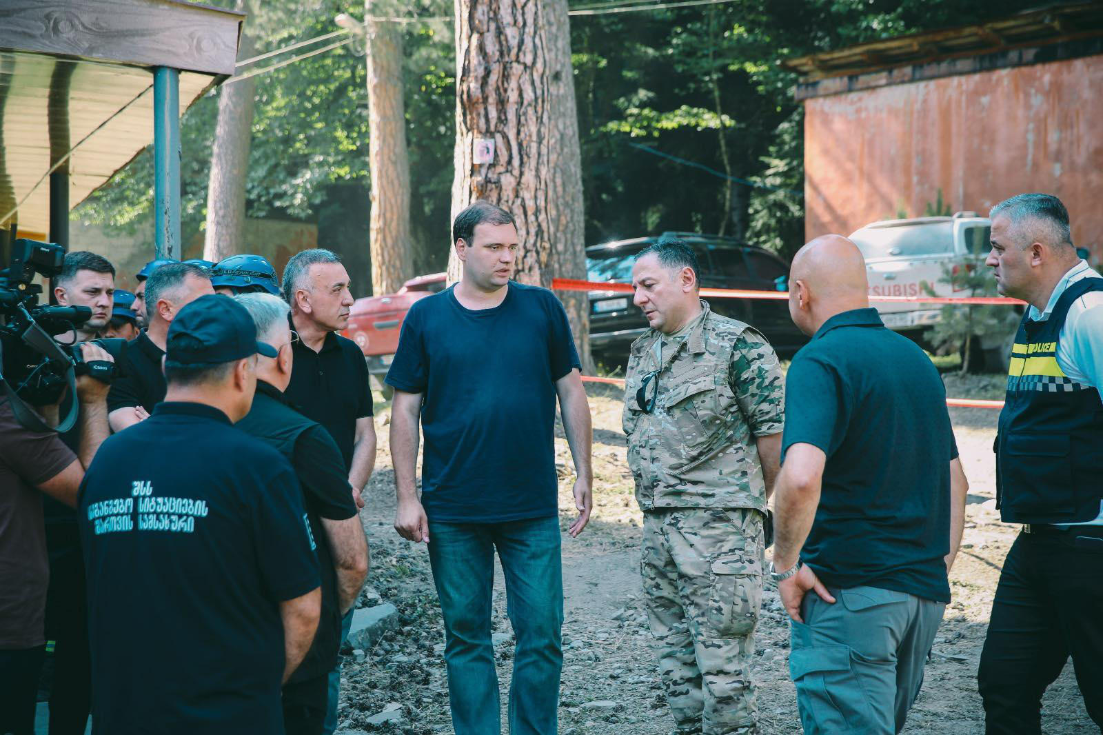 ვახტანგ გომელაური სტიქიის ზონაში დაკარგული პირების ოჯახის წევრებს შეხვდა და გარდაცვლილთა ახლობლებს მიუსამძიმრა