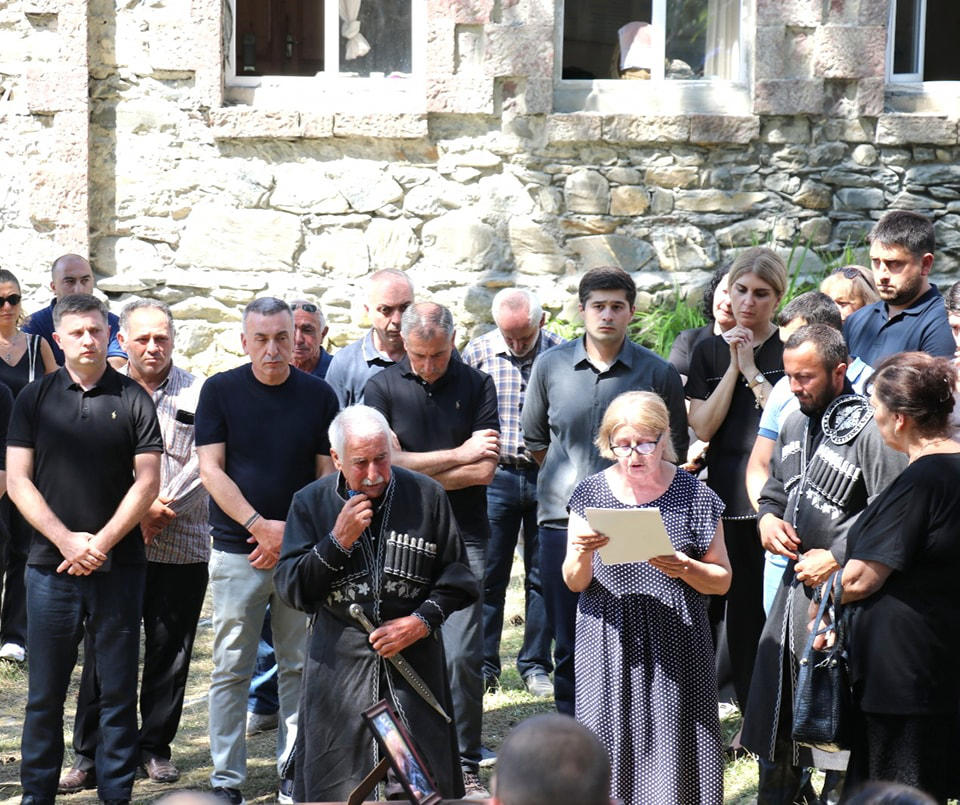 სოფელ გლოლაში შოვის სტიქიის შედეგად გარდაცვლილები - გენადი სულთანიშვილი და სოფო ბაკურაძე დაკრძალეს