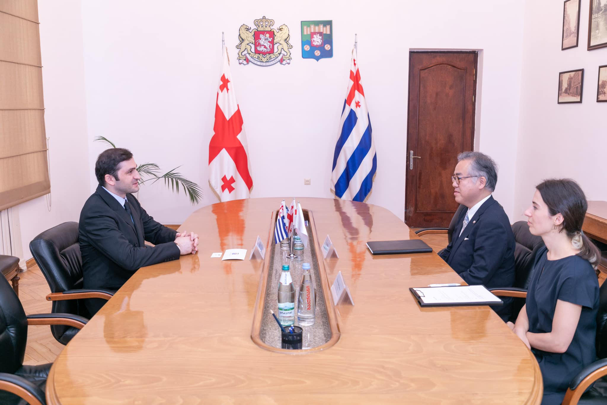 აჭარის მთავრობის თავმჯდომარე თორნიკე რიჟვაძე იაპონიის ელჩს საქართველოში, იშიძუკა ჰიდეკის შეხვდა