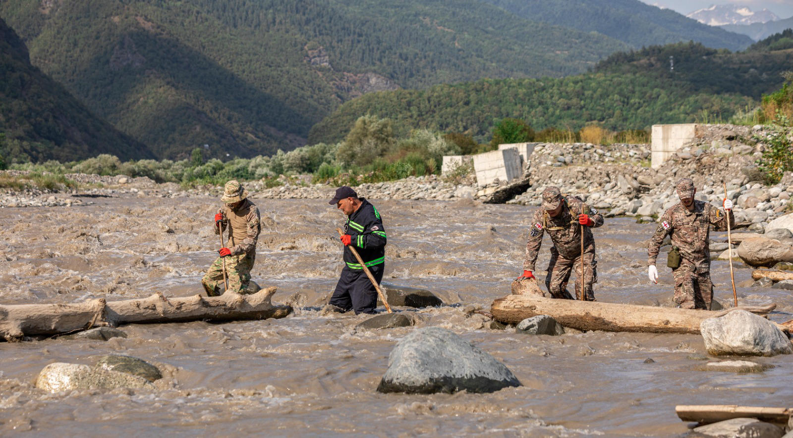 თავდაცვის სამინისტრო - თავდაცვის ძალების წარმომადგენლები ძებნა-შველის სამუშაოებს უწყვეტ რეჟიმში ახორციელებენ