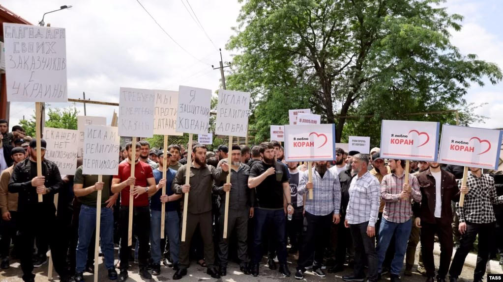 ყურანის დაწვისთვის ბრალდებული აცხადებს, რომ იზოლატორში რამზან კადიროვის შვილმა სცემა