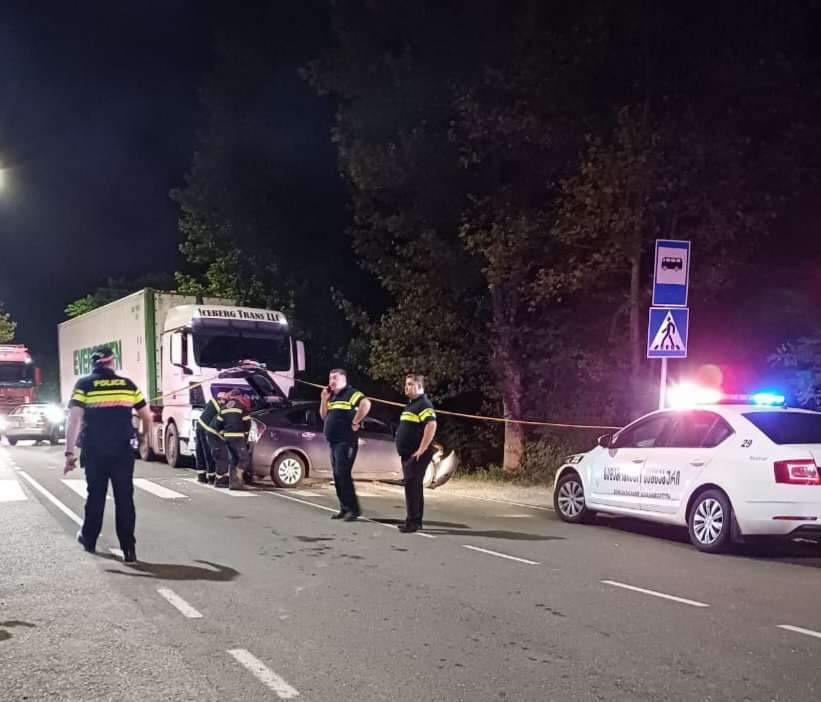 ხობში მსუბუქი ავტომობილისა და ტრაილერის შეჯახების შედეგად ორი ადამიანი დაშავდა