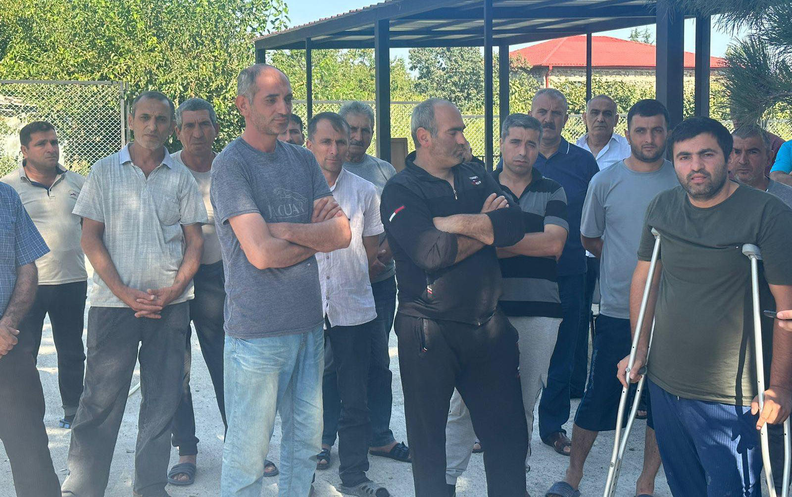 თელავის მუნიციპალიტეტის სოფელ კურდღელაურში საბავშვო ბაღის მშენებლობაზე დასაქმებულებმა აქცია გამართეს