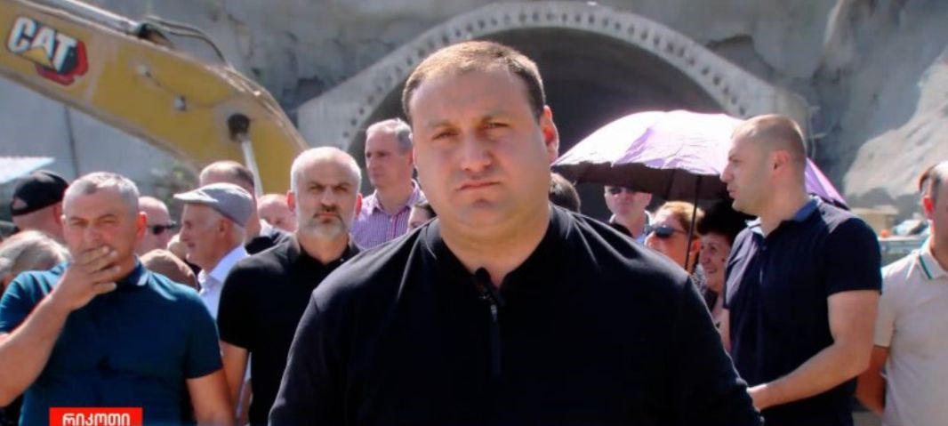 ლაშა ფარულავა - საქართველოს მთავრობის მიერ კორუფციული ინტერესებით შერჩეული ჩინური კომპანია ახალ ჩქაროსნულ მაგისტრალს რიკოთის უღელტეხილზე ყოველგვარი უსაფრთხოების ნორმების დაცვის გარეშე აშენებს, რასაც ადამიანის სიცოცხლე შეეწირა