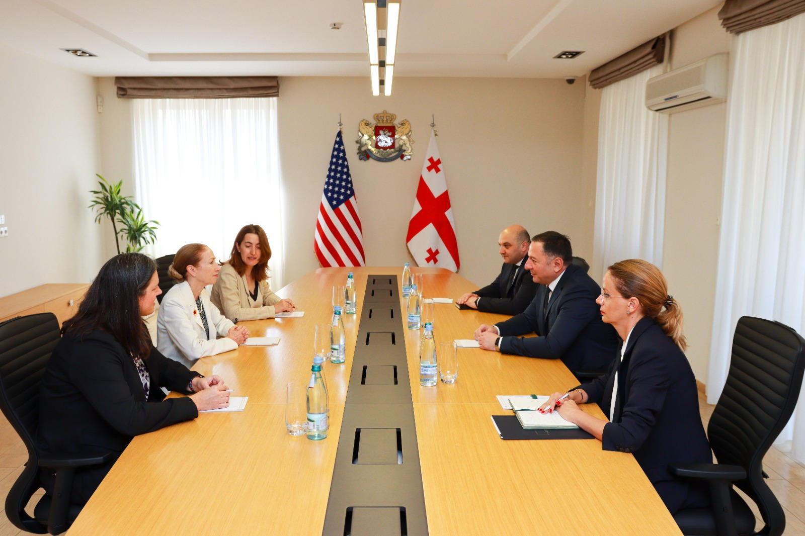 ვახტანგ გომელაურმა ამერიკის შეერთებული შტატების ელჩთან გამოსამშვიდობებელი შეხვედრა გამართა