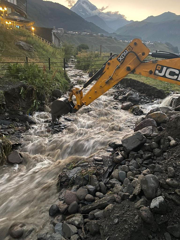ყაზბეგის მერი - დაბა სტეფანწმინდაში დამეწყრილი ტერიტორია სპეციალური ტექნიკით გაიწმინდა, ადგილზე არსებულ ვითარებას გეოლოგები სწავლობენ