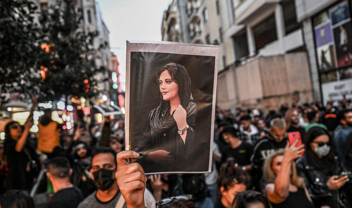 ირანელ ქალებს ჰიჯაბის ტარებაზე უარის თქმისთვის 10 წლამდე თავისუფლების აღკვეთა ემუქრებათ