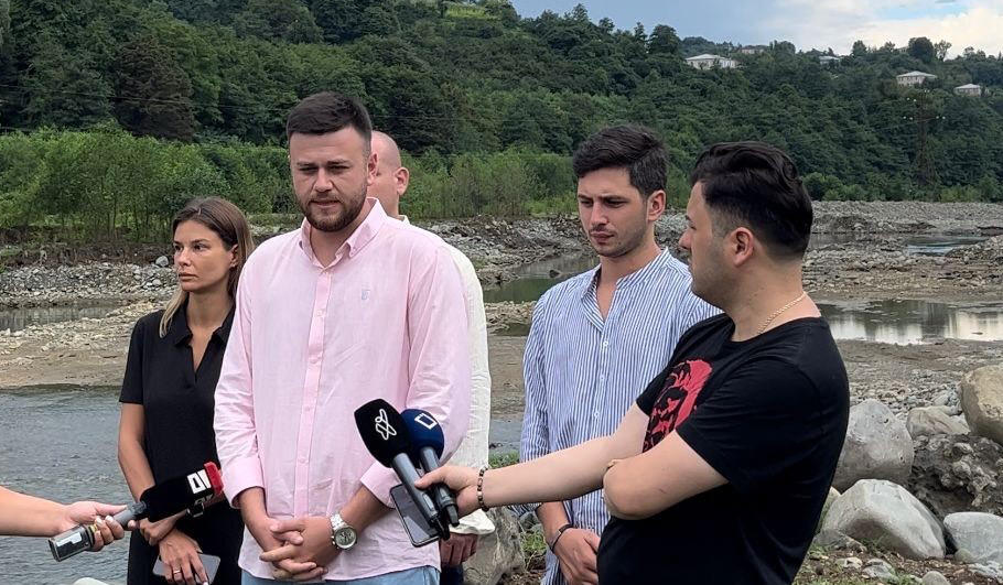 ლაშა კომახიძე - მდინარე კინტრიშიდან, თვეების მანძილზე, ინერტულ მასალას ეზიდებიან და ამ მეთოდებით "რუსული ოცნების" მაღალჩინოსნები ჯიბეებს ისქელებენ