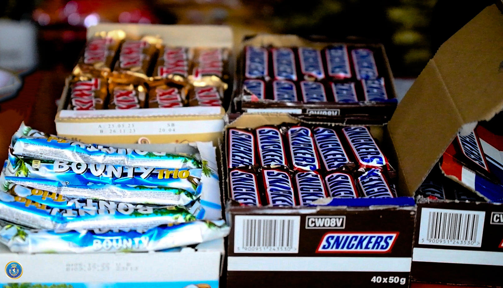 საგამოძიებო სამსახურმა პასუხისგებაში მისცა ორი პირი, რომელიც სხვადასხვა დასახელების უცხოური წარმოების ვადაგასულ შოკოლადს ახალი ვადის აღმნიშვნელ სტიკერებს აკრავდა და მის რეალიზაციას თბილისის სავაჭრო ქსელში ახდენდა