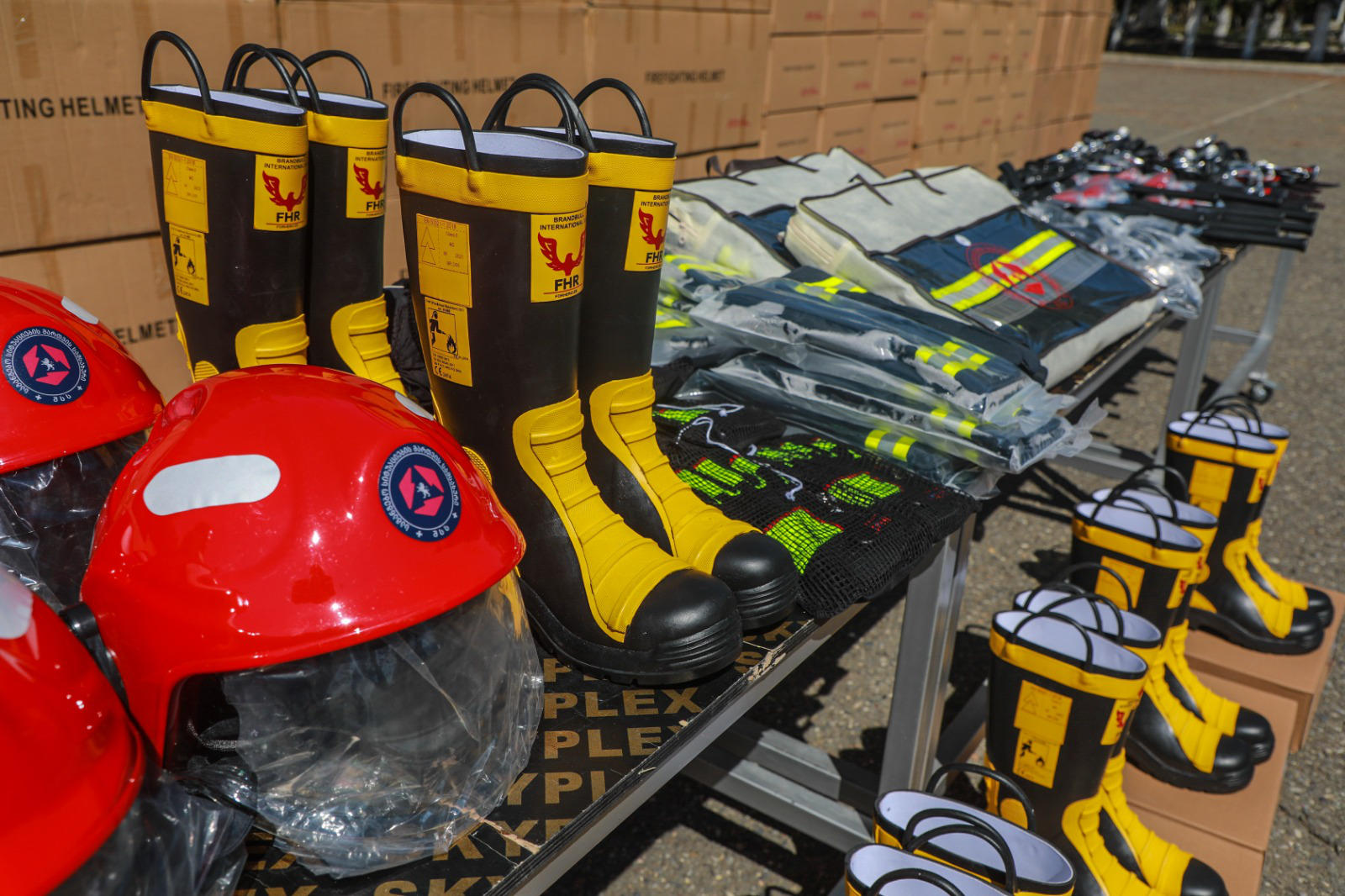 საგანგებო სიტუაციების მართვის სამსახურმა მეხანძრე-მაშველებისთვის ცეცხლმედეგი ფორმები და აღჭურვილობა შეიძინა