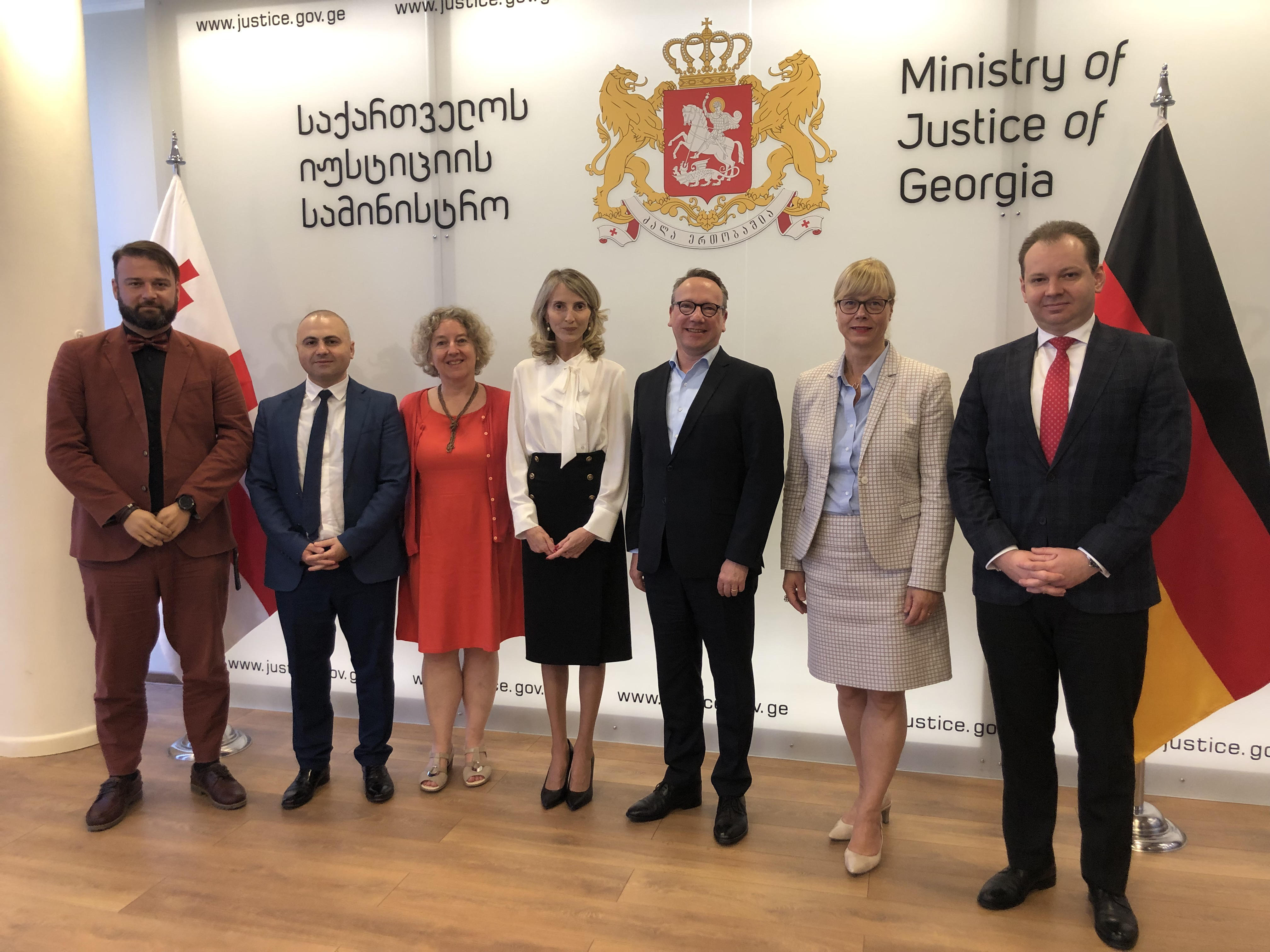 თბილისში სამუშაო ვიზიტით გერმანიის ნორდრაინ-ვესტფალიის ფედერალური მხარის იუსტიციის მინისტრი ბენიამინ ლიმბახი იმყოფებოდა