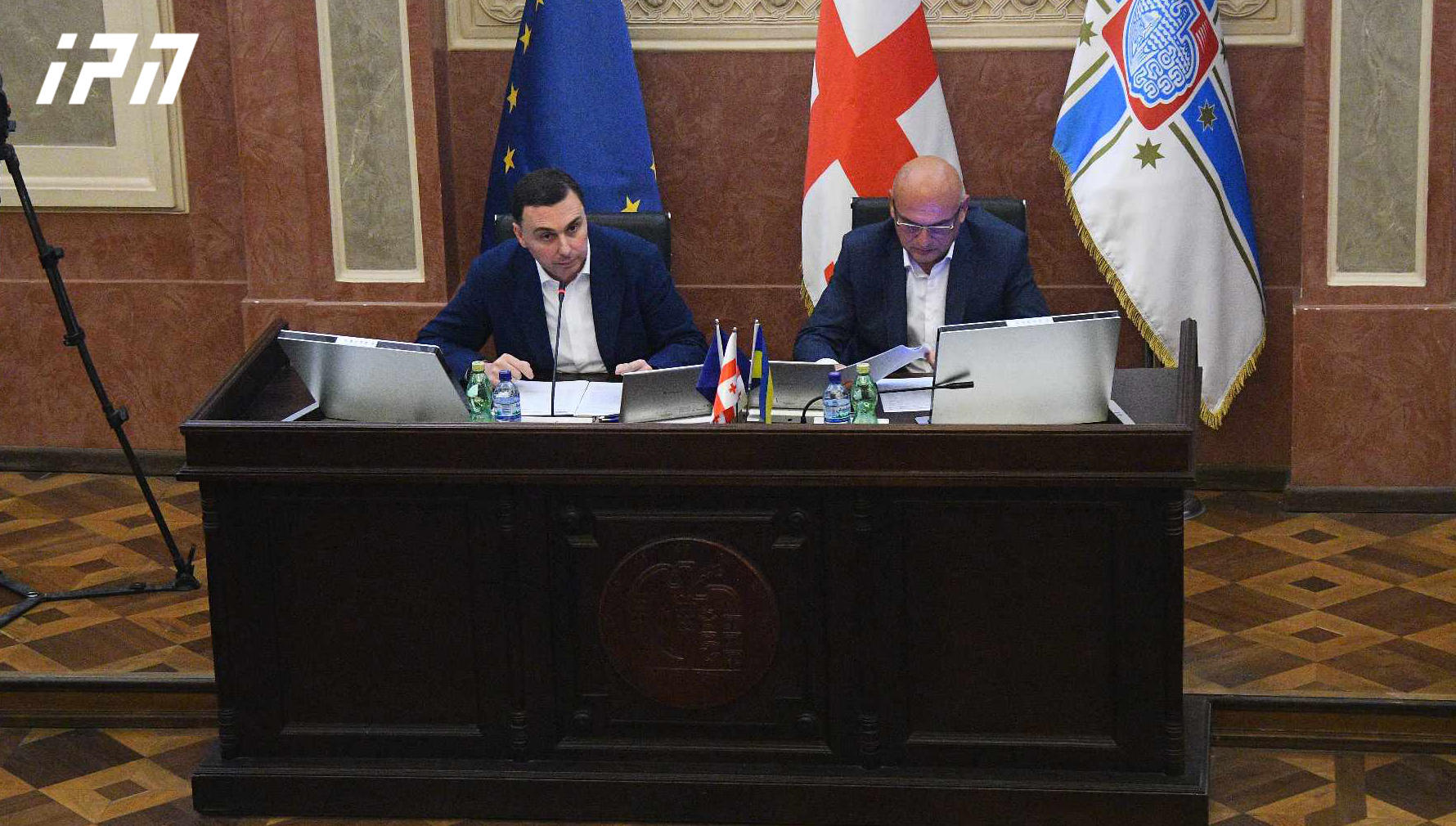 გიორგი ტყემალაძე ოპოზიციონერ დეპუტატს - სხდომიდან სხდომამდე პერფორმანსებს ხვეწთ