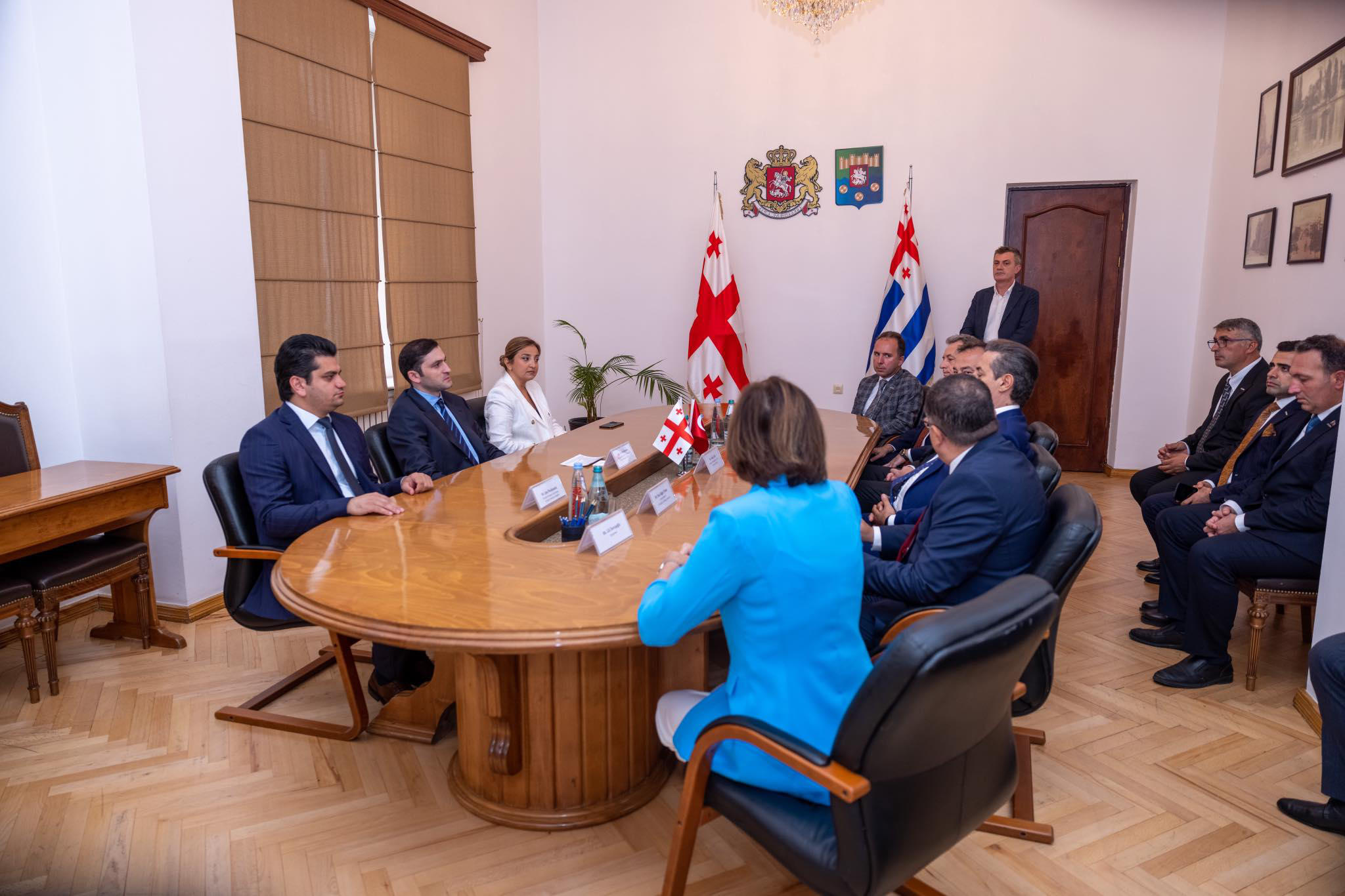 თორნიკე რიჟვაძე თურქეთის პარლამენტის წევრ ფარუქ ჩელიკს და დამოუკიდებელ მრეწველთა და ბიზნესმენთა ასოციაციის პრეზიდენტს მაჰმუთ ასმალს შეხვდა