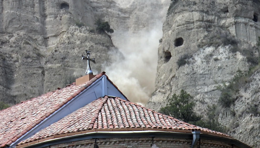 სახელმწიფო რწმუნებულის განცხადებით, შიომღვიმის სამონასტრო კომპლექსთან კლდის მასის ჩამოშლის გამო მიმდინარე გაწმენდითი სამუშაოები დღის განმავლობაში დასრულდება