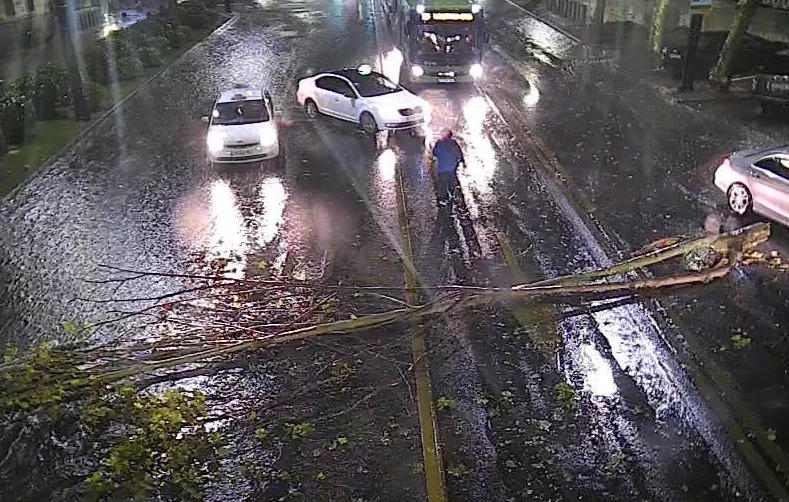 თბილისის მერია - დატბორილია ქუჩები და მიწისქვეშა გადასასვლელები, წაქცეულია ხეები, დაზიანებულია ელექტროსადენები - მოვუწოდებთ მოსახლეობას, თავი შეიკავონ ქუჩებში გადაადგილებისგან