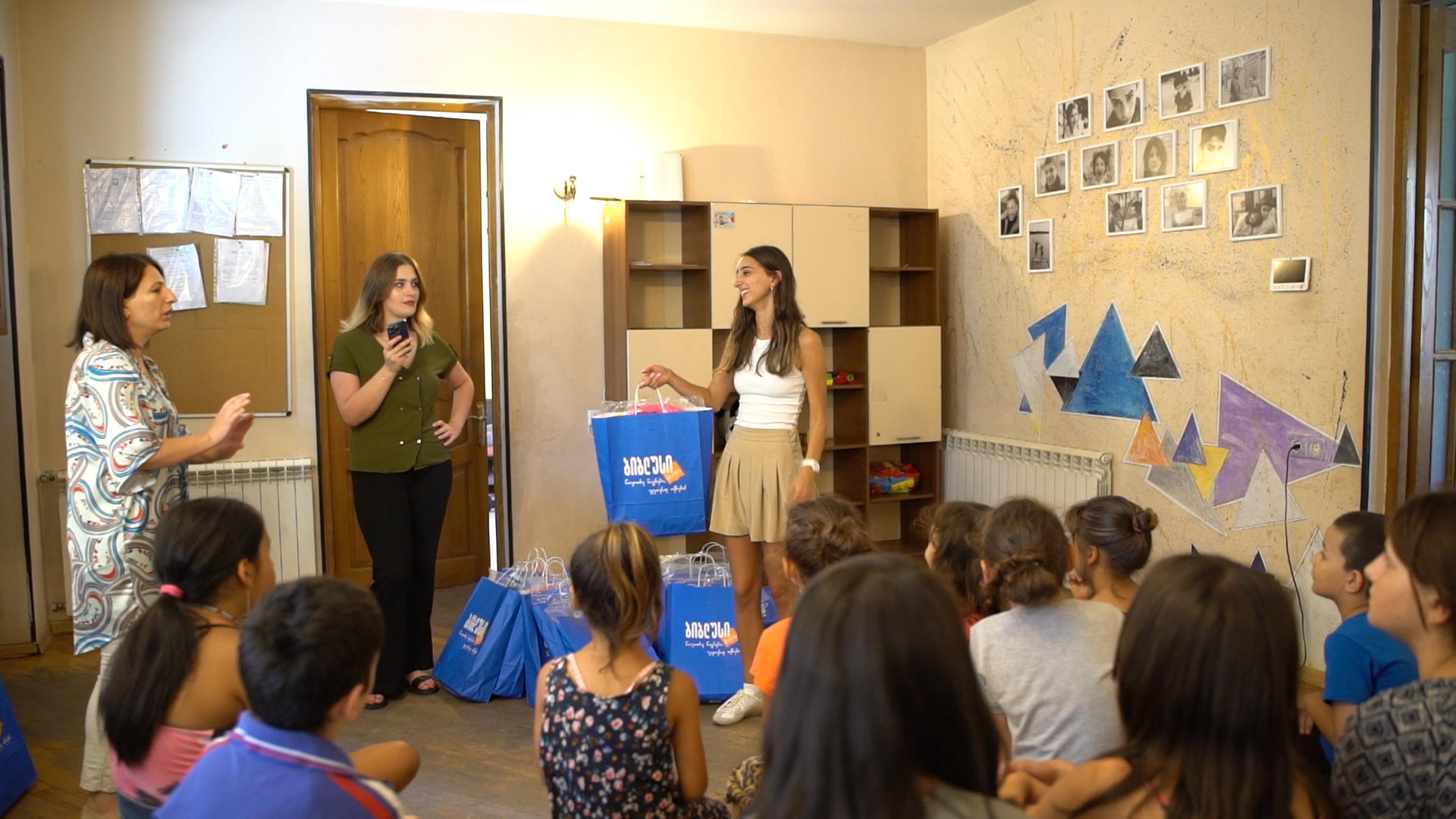 „ბიბლუსმა“ საქველმოქმედო ორგანიზაციებთან თანამშრომლობით, ბავშვთა სახლებსა და სოციალურად დაუცველ ოჯახებს სასკოლო ნივთები გადასცა