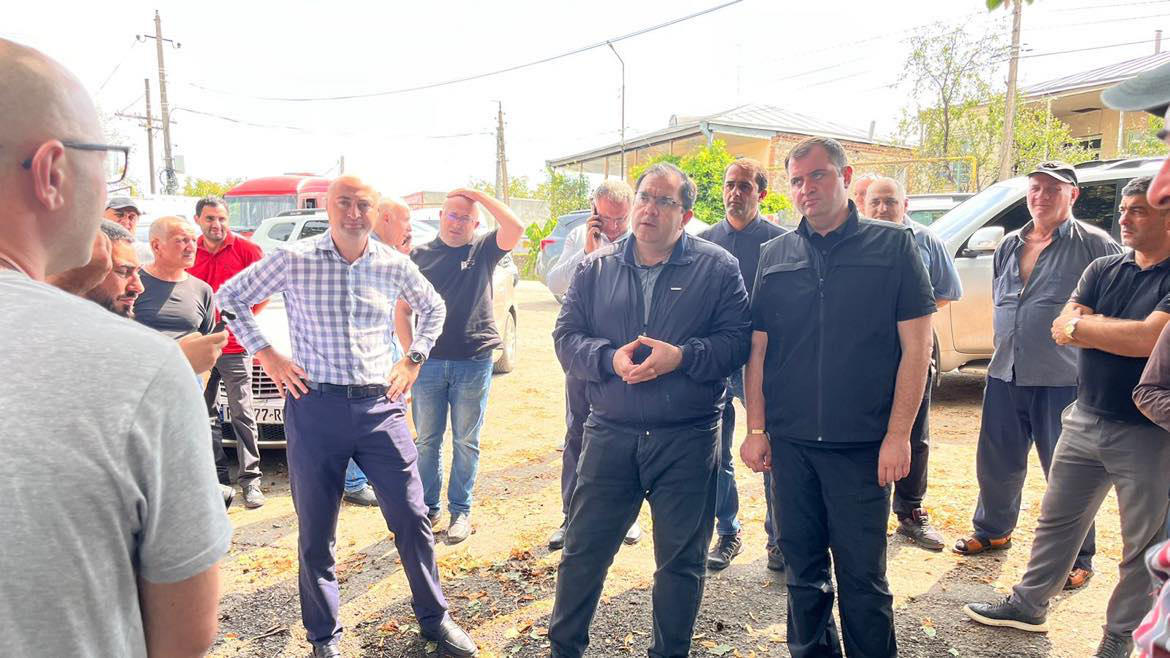 გარემოს დაცვისა და სოფლის მეურნეობის მინისტრის მოადგილე, თენგიზ ნასარიძე კახეთში სტიქიის შედეგებს ადგილზე ეცნობა