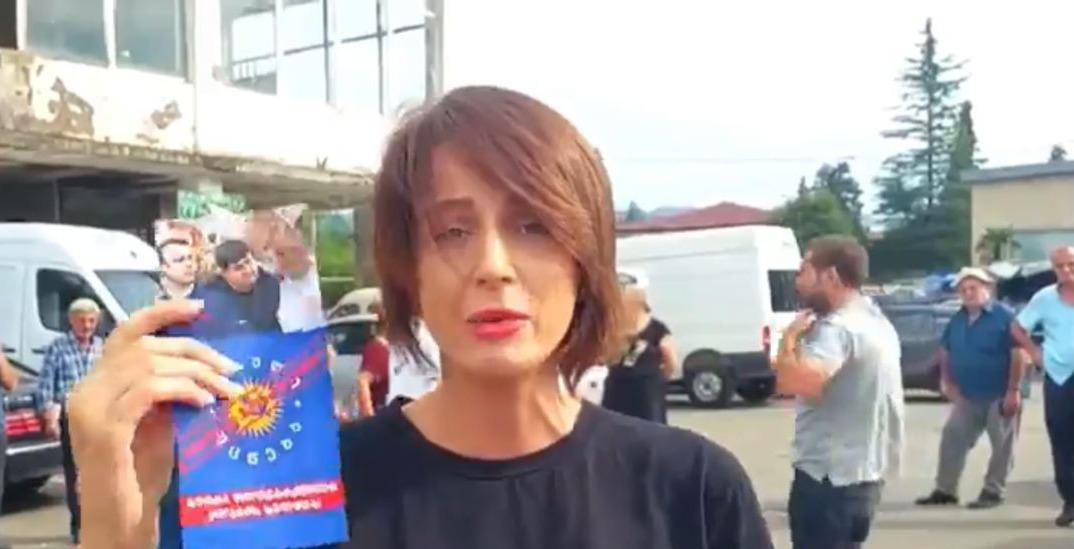 „ნაციონალური მოძრაობის“ ინფორმაციით, პარტიის ოზურგეთის საკრებულოს წევრს, თათია ნიკოლაშვილს ინტერვიუს დროს თავს „ქართული ოცნების“ აქტივისტი დაესხა
