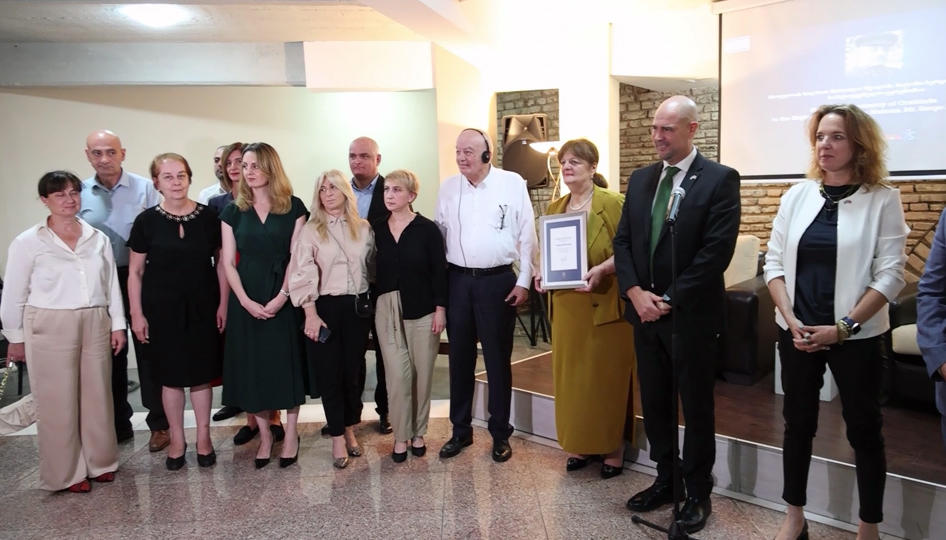 საქართველოში ოფიციალური ვიზიტით მყოფმა ისრაელის ქნესეთის სპიკერმა „ქართველი შინდლერის", „მსოფლიოს ხალხთა მართალი შვილის" სერგო მეტრეველის ოჯახს საპატიო სიგელი გადასცა