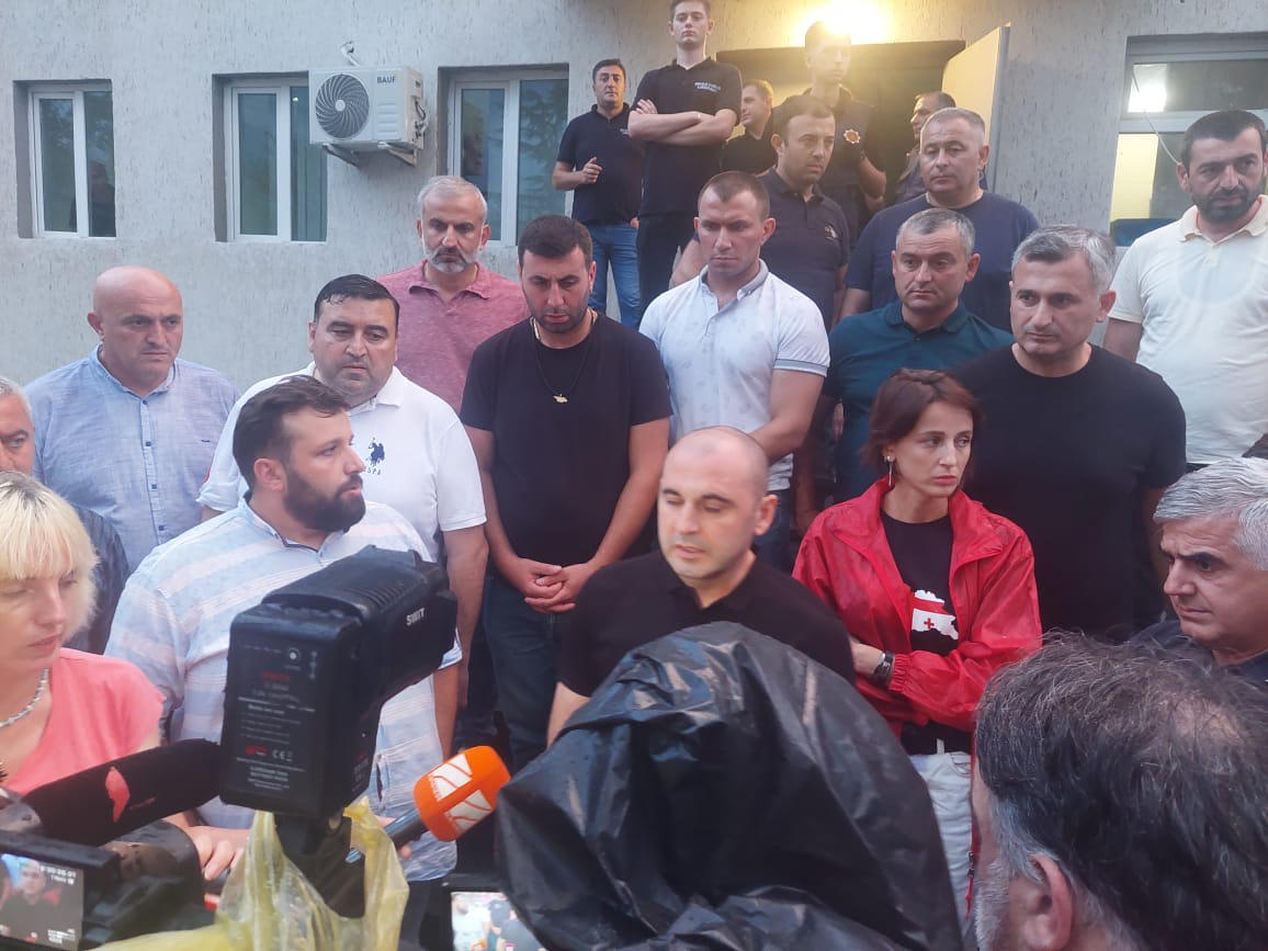 ლევან ხაბეიშვილი - საზოგადოების დაცინვაა, როცა რუსი ოლიგარქი ივანიშვილი, მისი პატარა „მინიგარქის“ - ჩიგოგიძის მეშვეობით ფეოდალურ წყობილებაში ამყოფებს გურულებს - გაკადნიერდნენ და ნოდარ დუმბაძის სკვერის „დათრევაც“ უნდათ