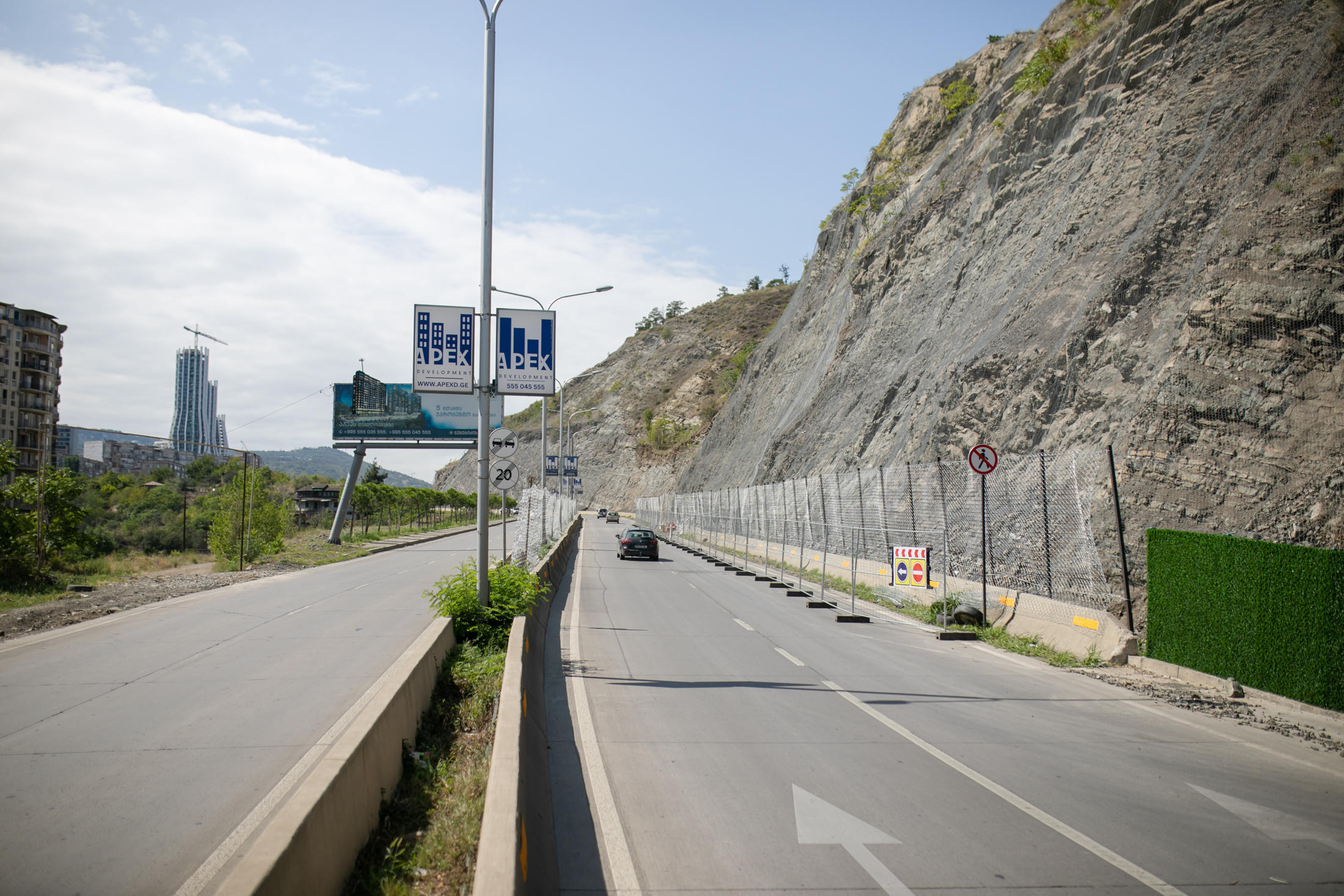 ჭაბუა ამირეჯიბის გზატკეცილზე, კლდოვან ფერდზე მიმდინარე სამუშაოების გამო, ღამის საათებში საავტომობილო მოძრაობა შეიზღუდება