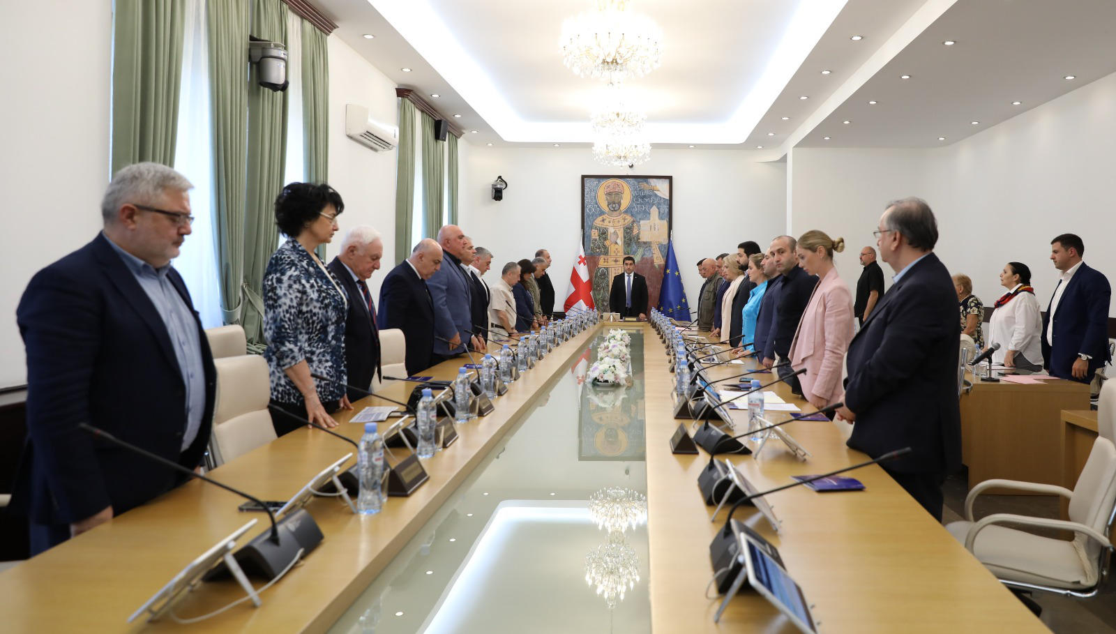 პარლამენტის ბიუროს წევრებმა შოვში, სტიქიის შედეგად  გარდაცვლილთა ხსოვნას წუთიერი დუმილით პატივი მიაგეს