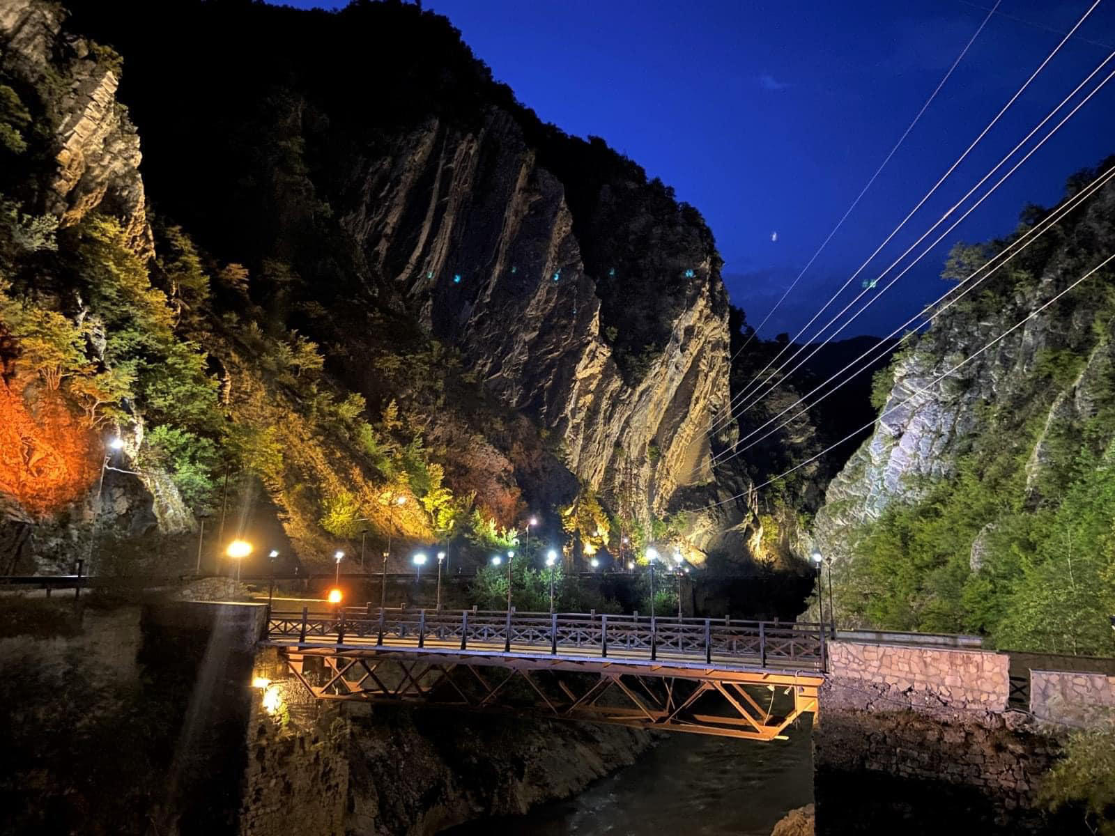 ამბროლაურის მუნიციპალიტეტში „ხიდიკრის კლდეკარის“ განათების მოწყობის სამუშაოები დასრულდა
