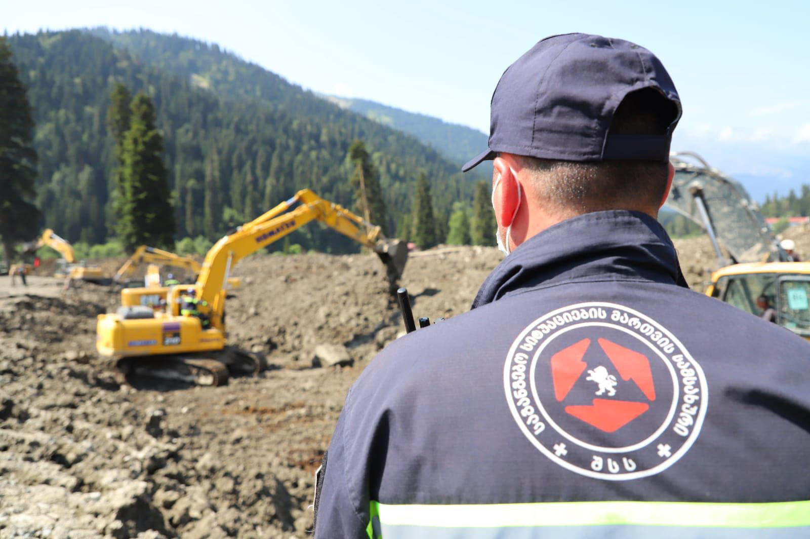 შსს-ს ინფორმაციით, სტიქიის შემდეგ გურიაში, სხვადასხვა სოფელში, 3 პირს, მათ შორის 2 არასრულწლოვანს ეძებენ