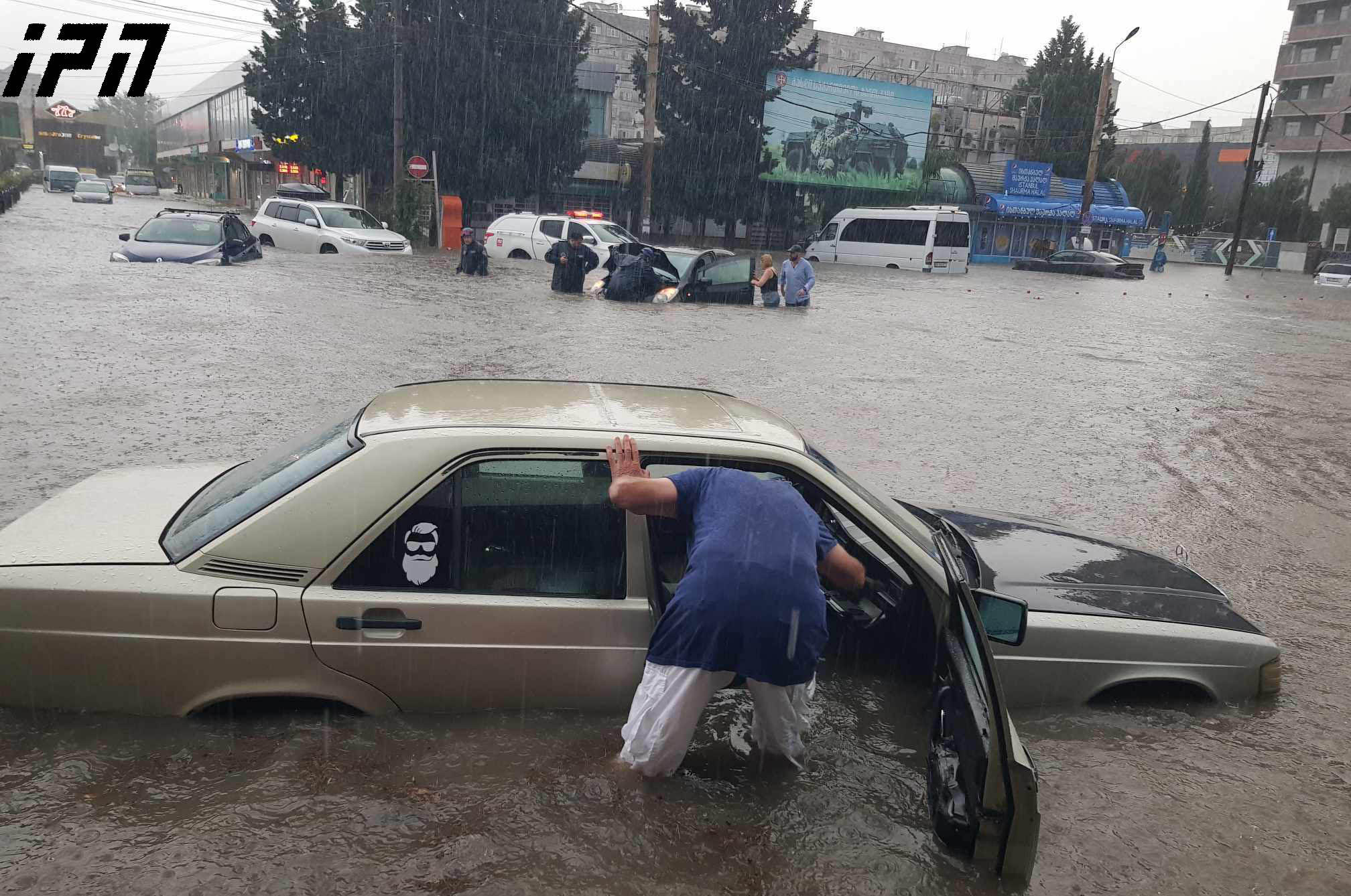 რუსთავში ძლიერი წვიმის შედეგად ცენტრალური ქუჩები და სახლები დაიტბორა