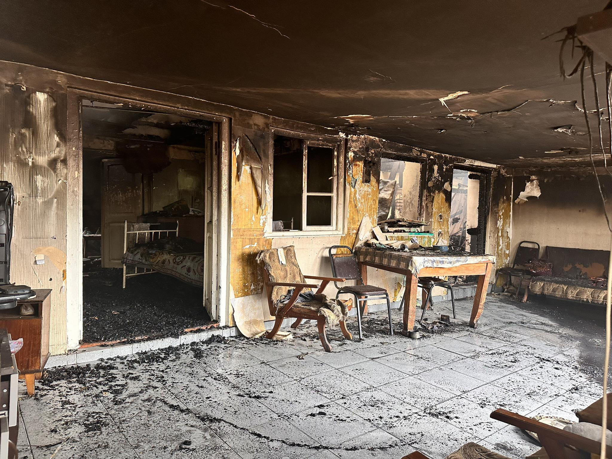 გურჯაანის მუნიციპალიტეტის სოფელ ვეჯინში, თანასოფლელის მკვლელობაში ბრალდებული კოლა გაბიტაშვილის საცხოვრებელი სახლი დაიწვა