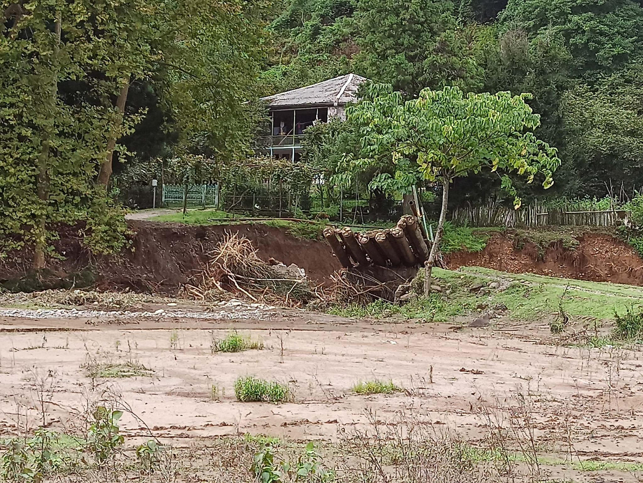 ლანჩხუთის მერის განცხადებით, სტიქიის სალიკვიდაციო სამუშაოები გრძელდება, მუნიციპალიტეტის სოფლებიდან 200 ადამიანია ევაკუირებული