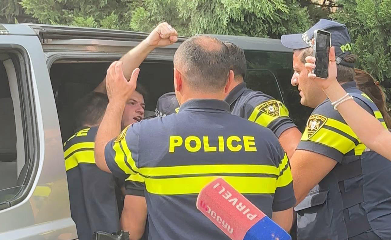 მთავრობის ადმინისტრაციასთან, სადაც „ერთიანი ნაციონალური მოძრაობის“ ახალგაზრდული ორგანიზაცია აქციას მართავდა, ერთი პირი დააკავეს