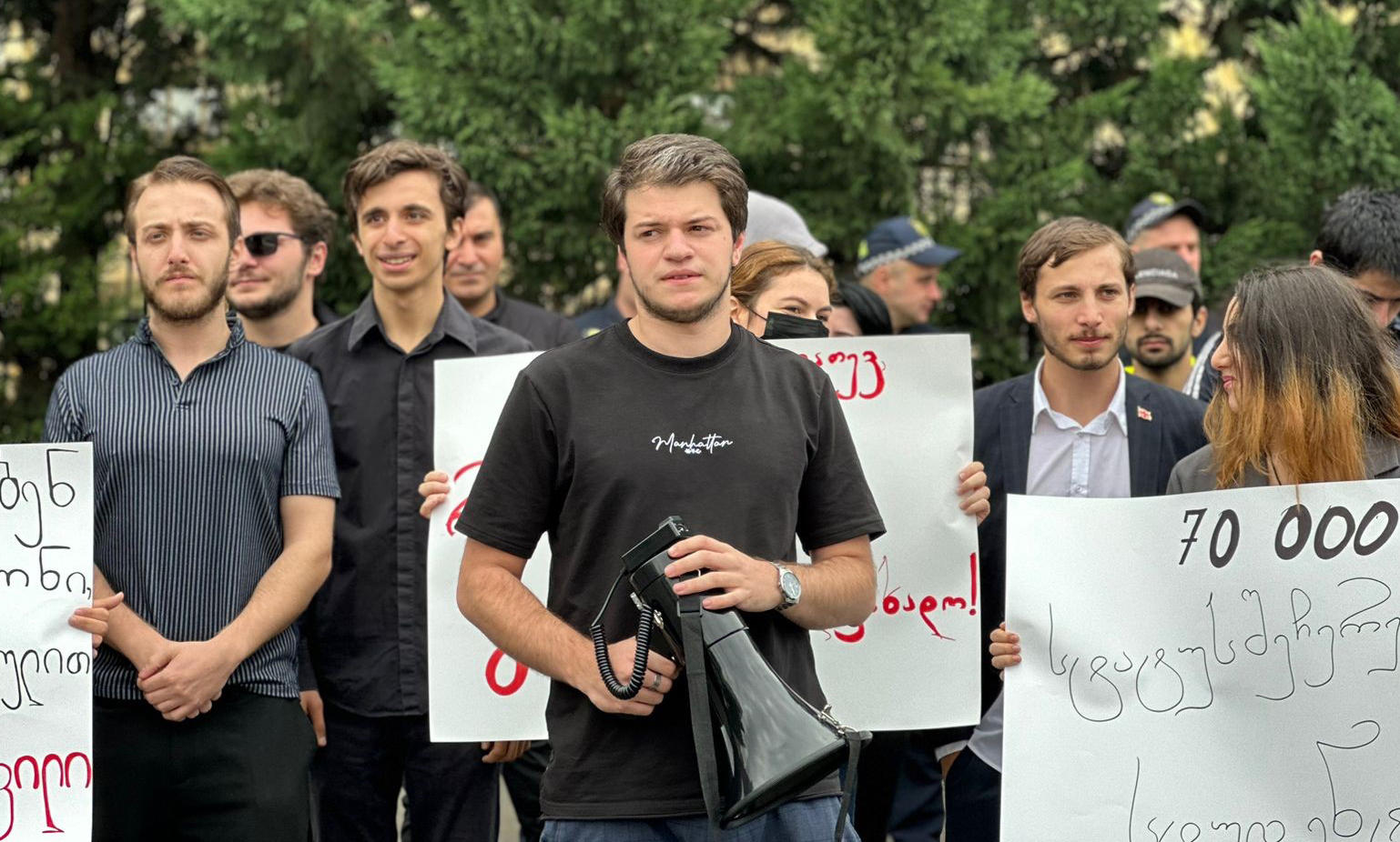 მთავრობის ადმინისტრაციასთან „ნაციონალური მოძრაობის“ ახალგაზრდული ორგანიზაციის წევრებმა აქცია-პერფორმანსი გამართეს