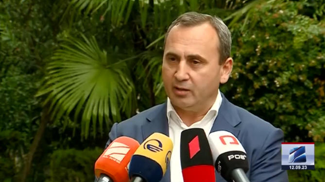 ანზორ ჩუბინიძის განცხადებით, მიუნხენში ირაკლი ღარიბაშვილის ჩარტერული რეისით გამგზავრებისთვის 34 ათასი ევროს ექვივალენტი ლარში პრემიერის მამამ, ტარიელ ღარიბაშვილმა გადაიხადა