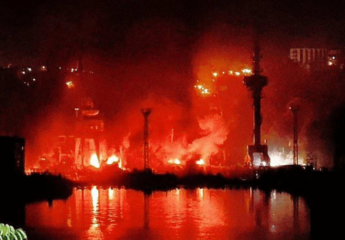 სევასტოპოლში ძლიერი აფეთქებები და ხანძარია, ყირიმის ხიდზე მოძრაობა შეჩერებულია