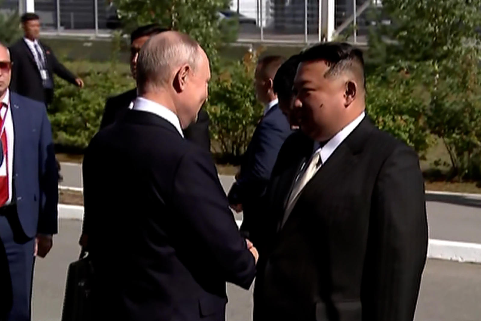 ვლადიმერ პუტინი და კიმ ჩენ ინი ერთმანეთს კოსმოდრომ „ვოსტოჩნიზე“ შეხვდნენ