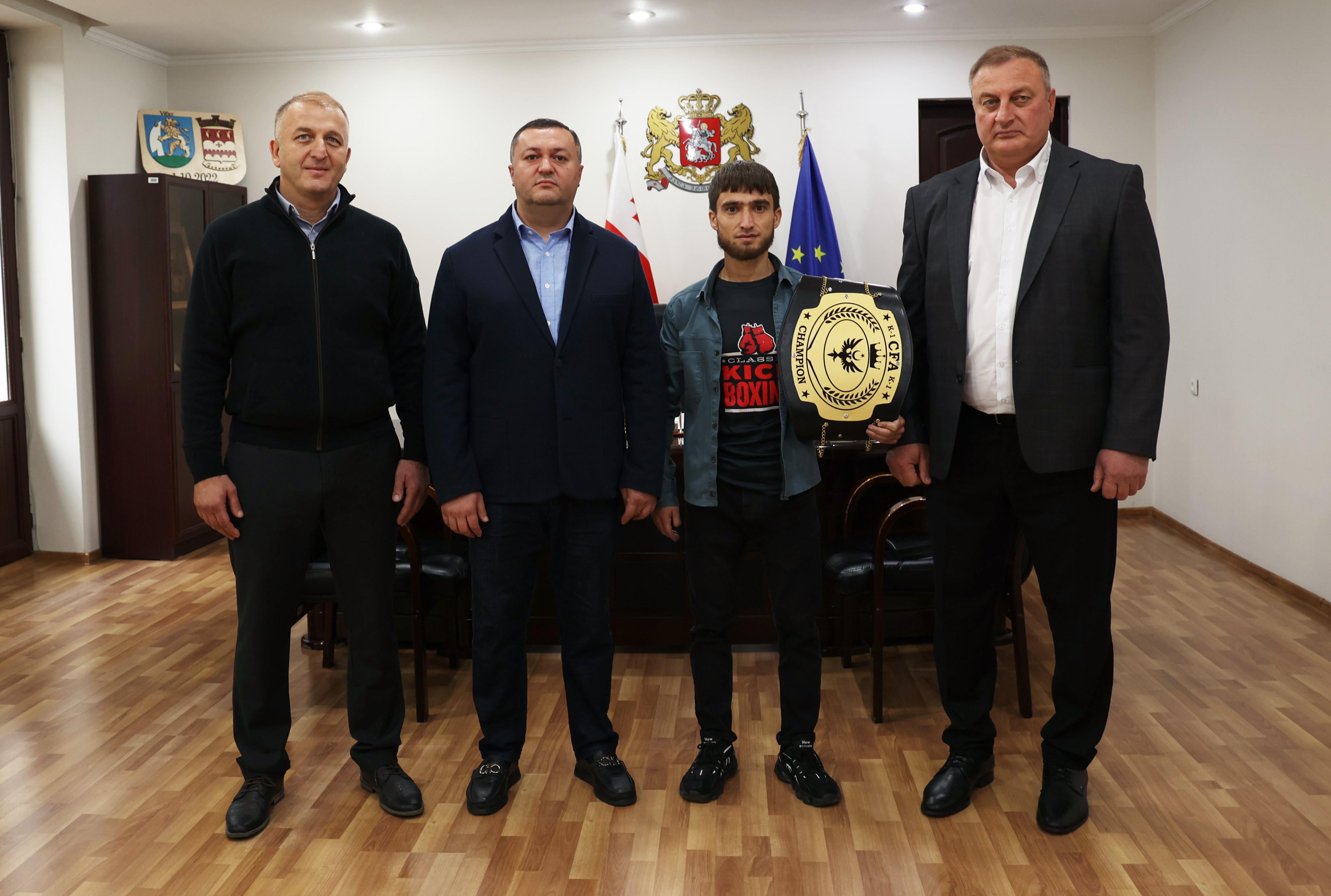 მარნეულის მუნიციპალიტეტის მერი და საკრებულოს თავმჯდომარე მარნეულელ სპორტსმენს, ელტუნ გოჯაევს შეხვდნენ და წარმატება მიულოცეს