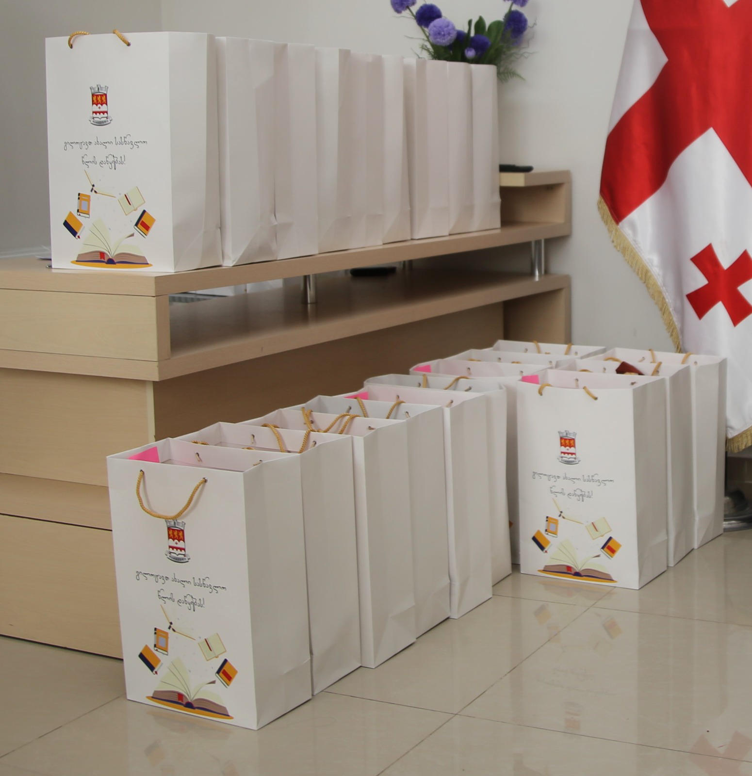 მარნეულის მერია - მუნიციპალიტეტში მცხოვრებ 300-მდე ბავშვს სასკოლო ჩანთები და სასწავლო-საკანცელარიო ნივთები დაურიგდა